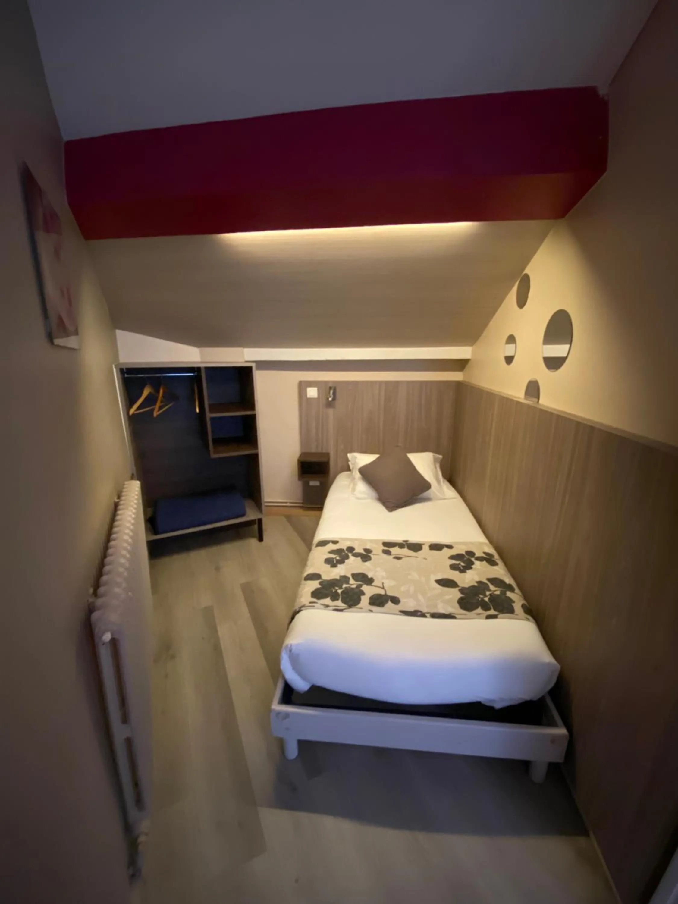 Photo of the whole room in Le Strasbourg Hotel