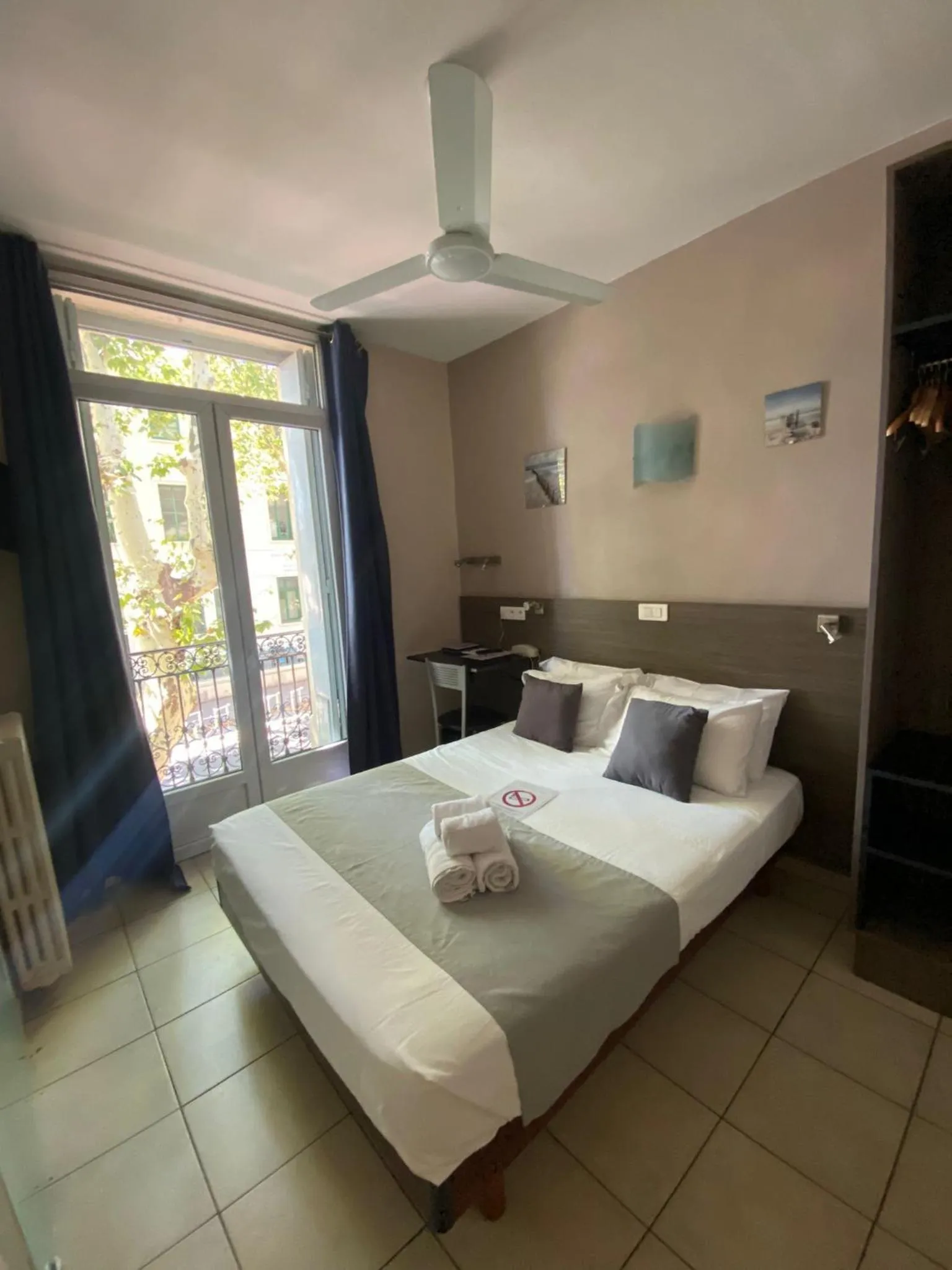 Photo of the whole room in Le Strasbourg Hotel