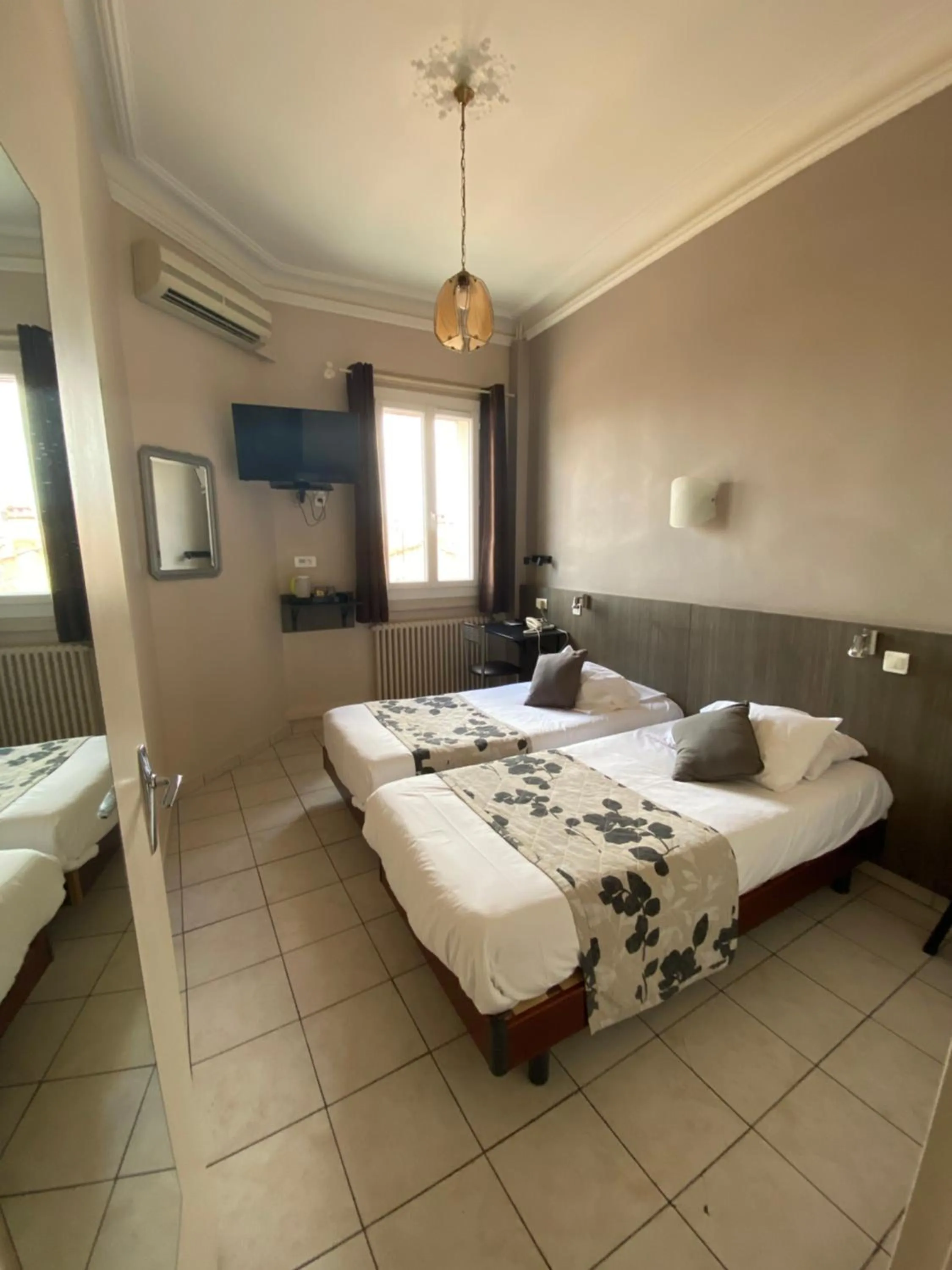 Photo of the whole room in Le Strasbourg Hotel