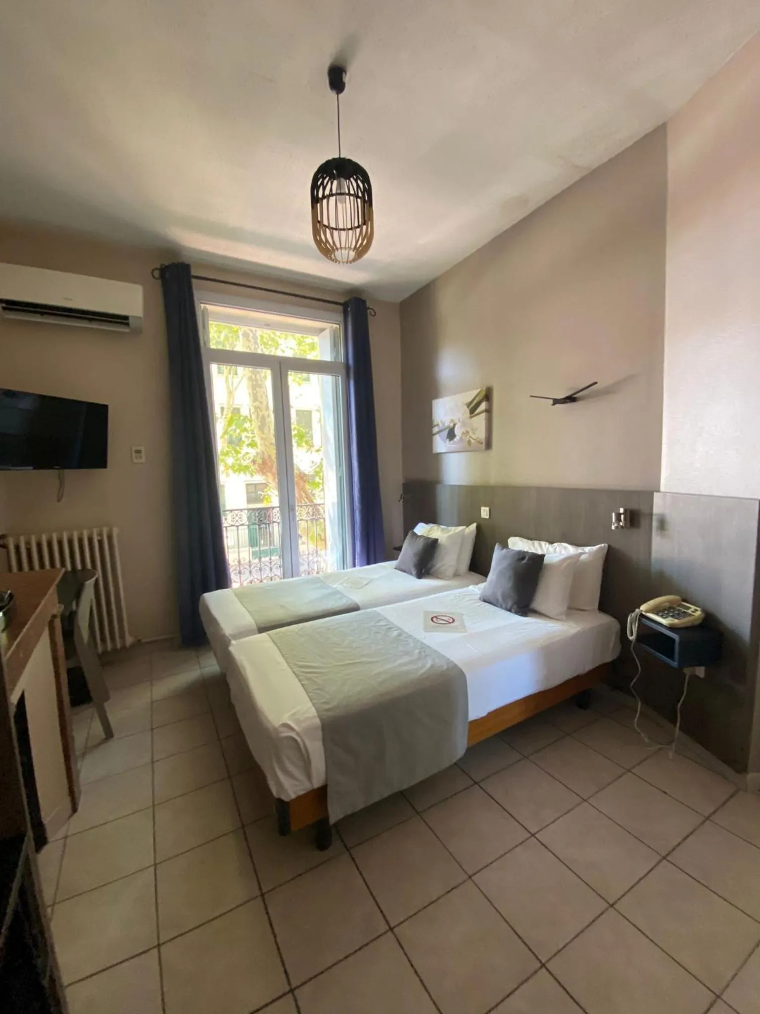 Photo of the whole room in Le Strasbourg Hotel