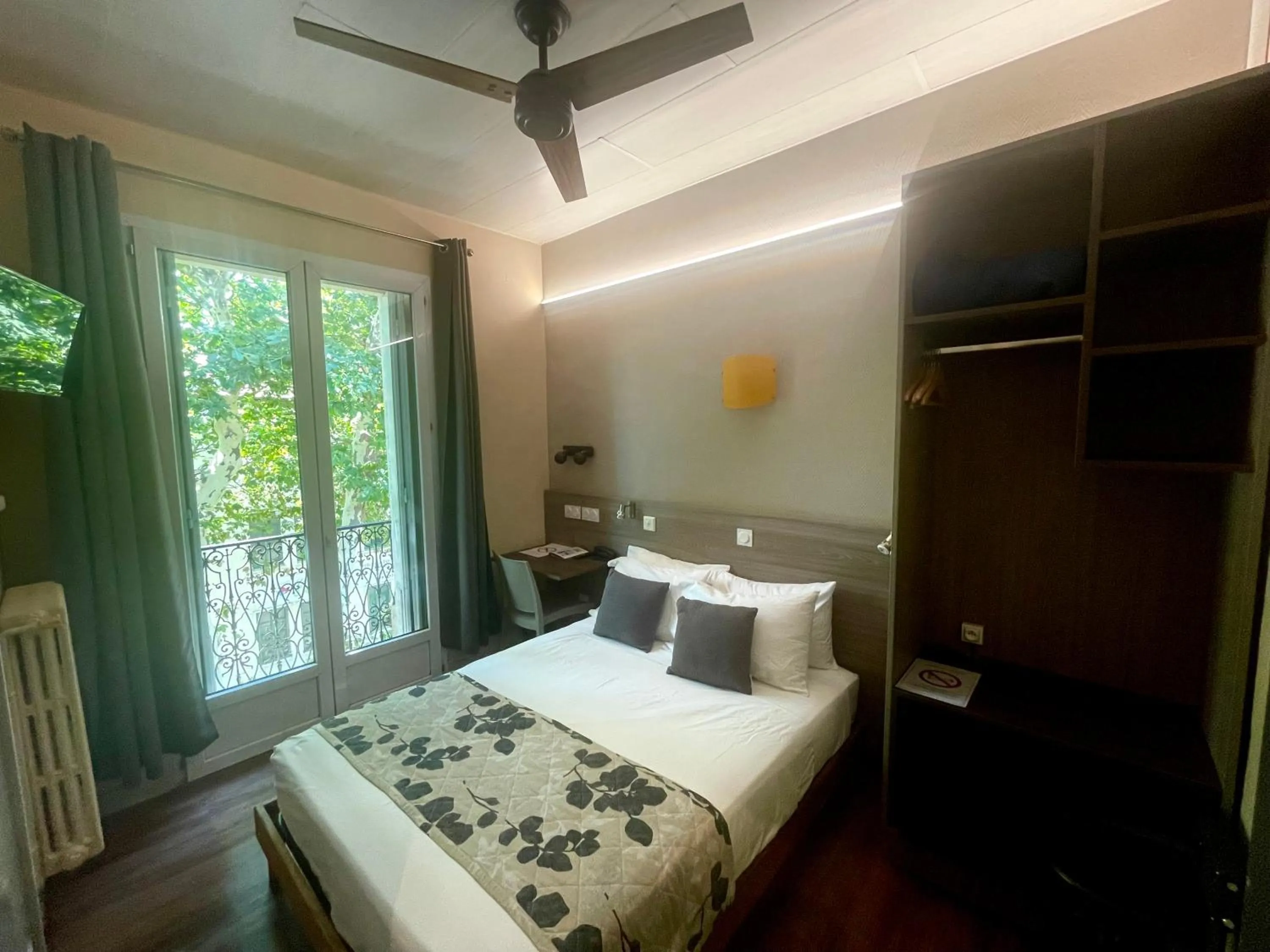 Photo of the whole room in Le Strasbourg Hotel