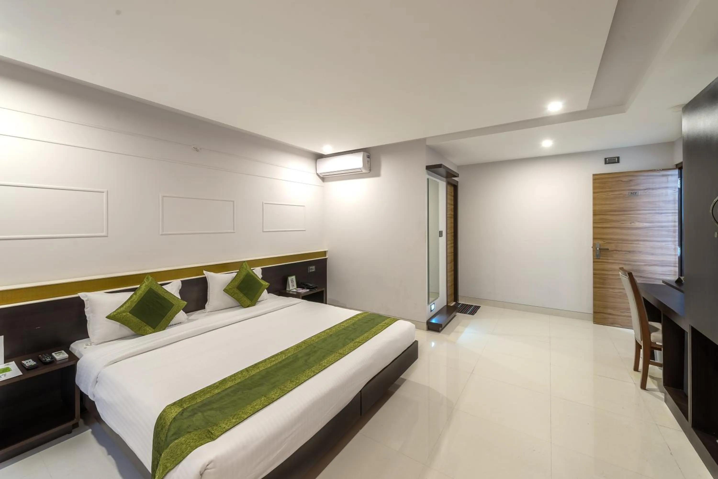 Bedroom, Bed in Treebo Raj Premier, Indiranagar