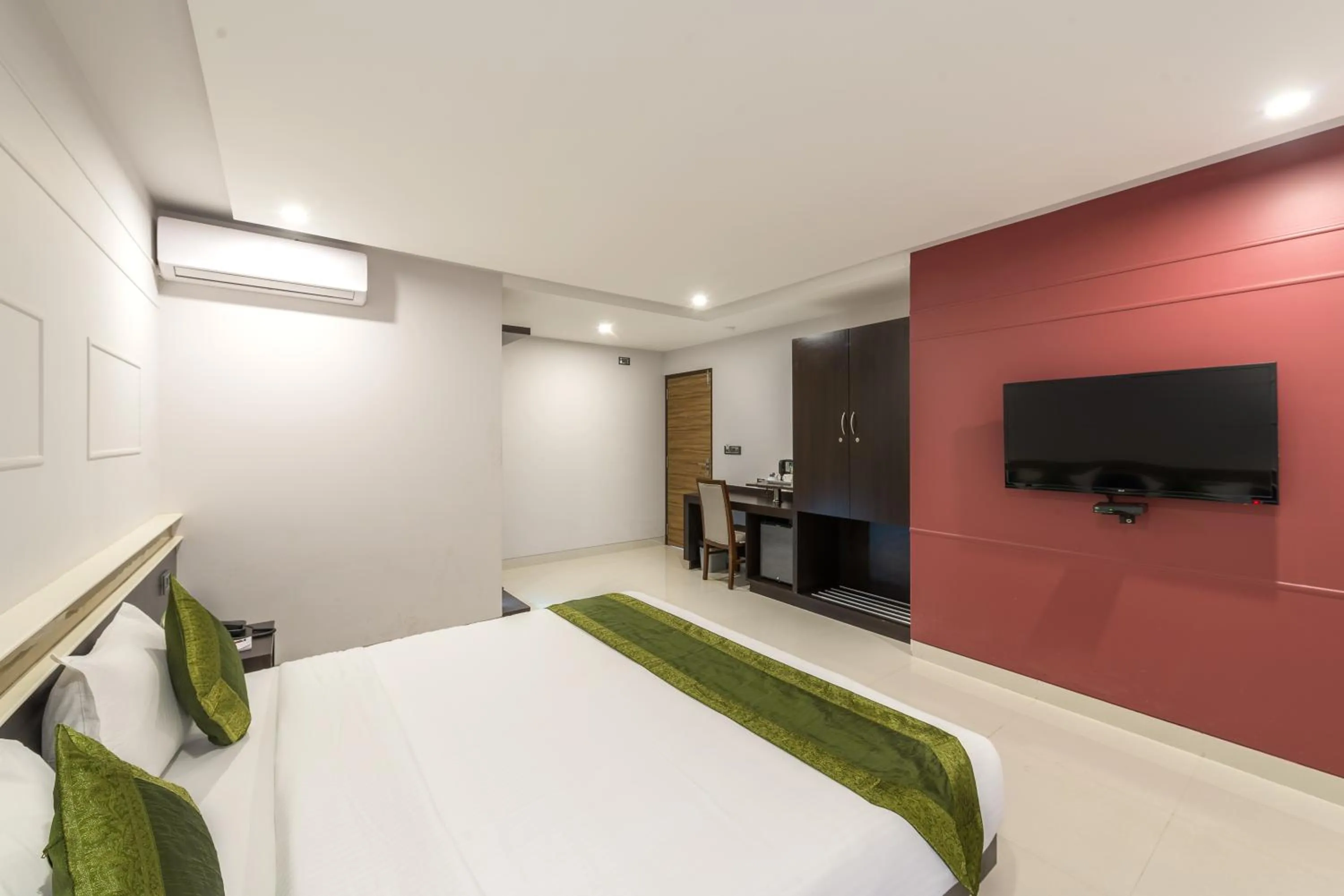 Bedroom, Bed in Treebo Raj Premier, Indiranagar