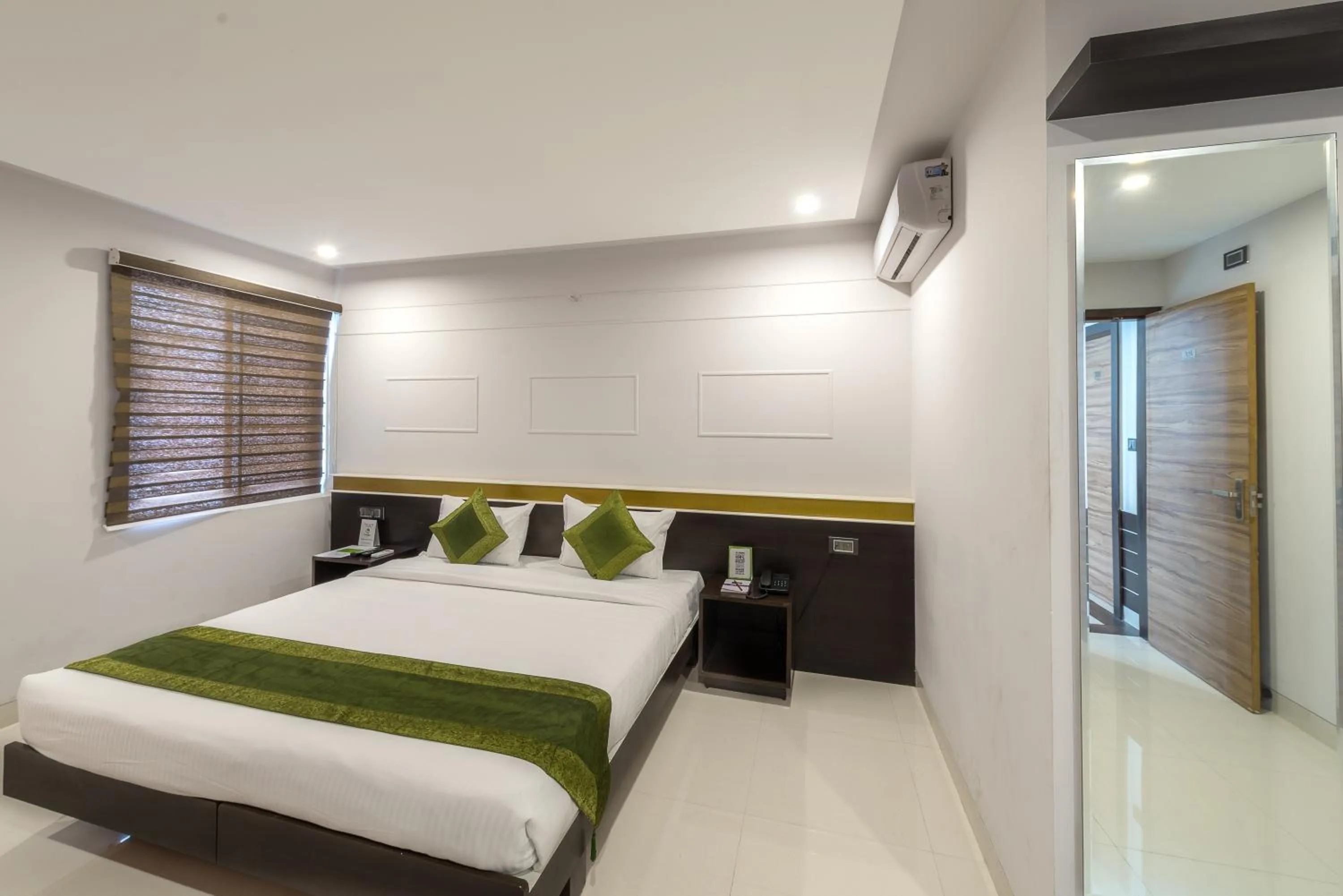 Bedroom, Bed in Treebo Raj Premier, Indiranagar