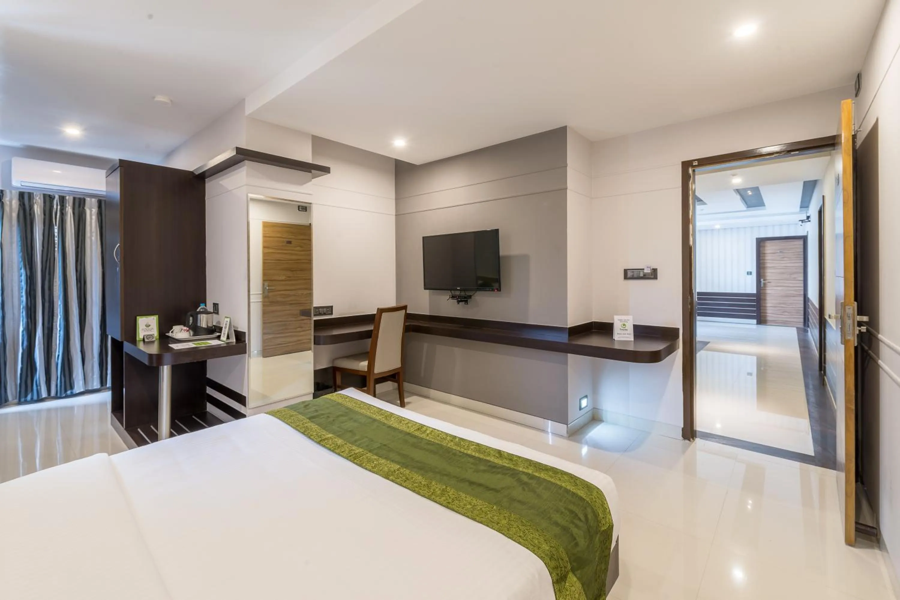Bedroom, Bed in Treebo Raj Premier, Indiranagar