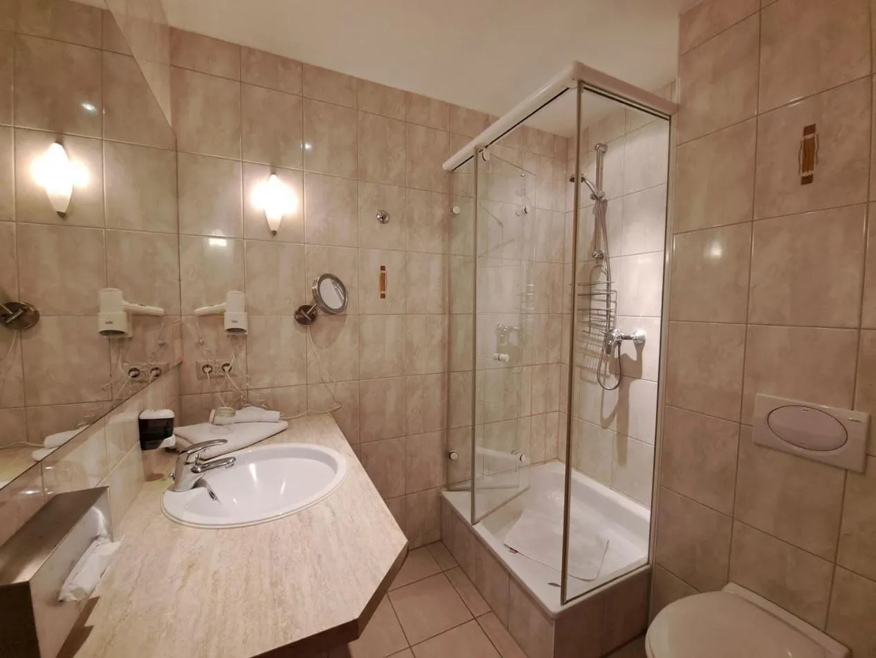 Bathroom in Mediterran Hotel Juwel