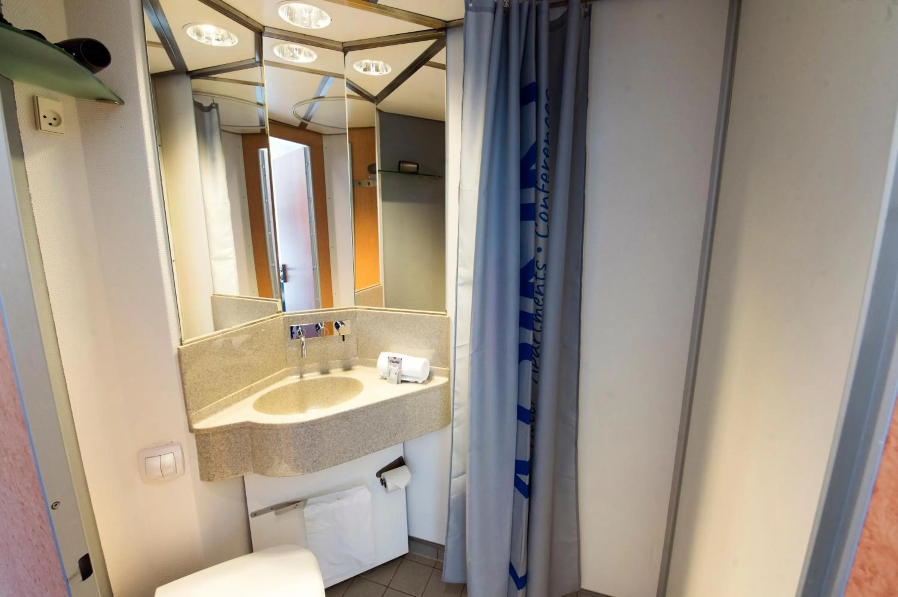 Shower in Cabinn Aalborg