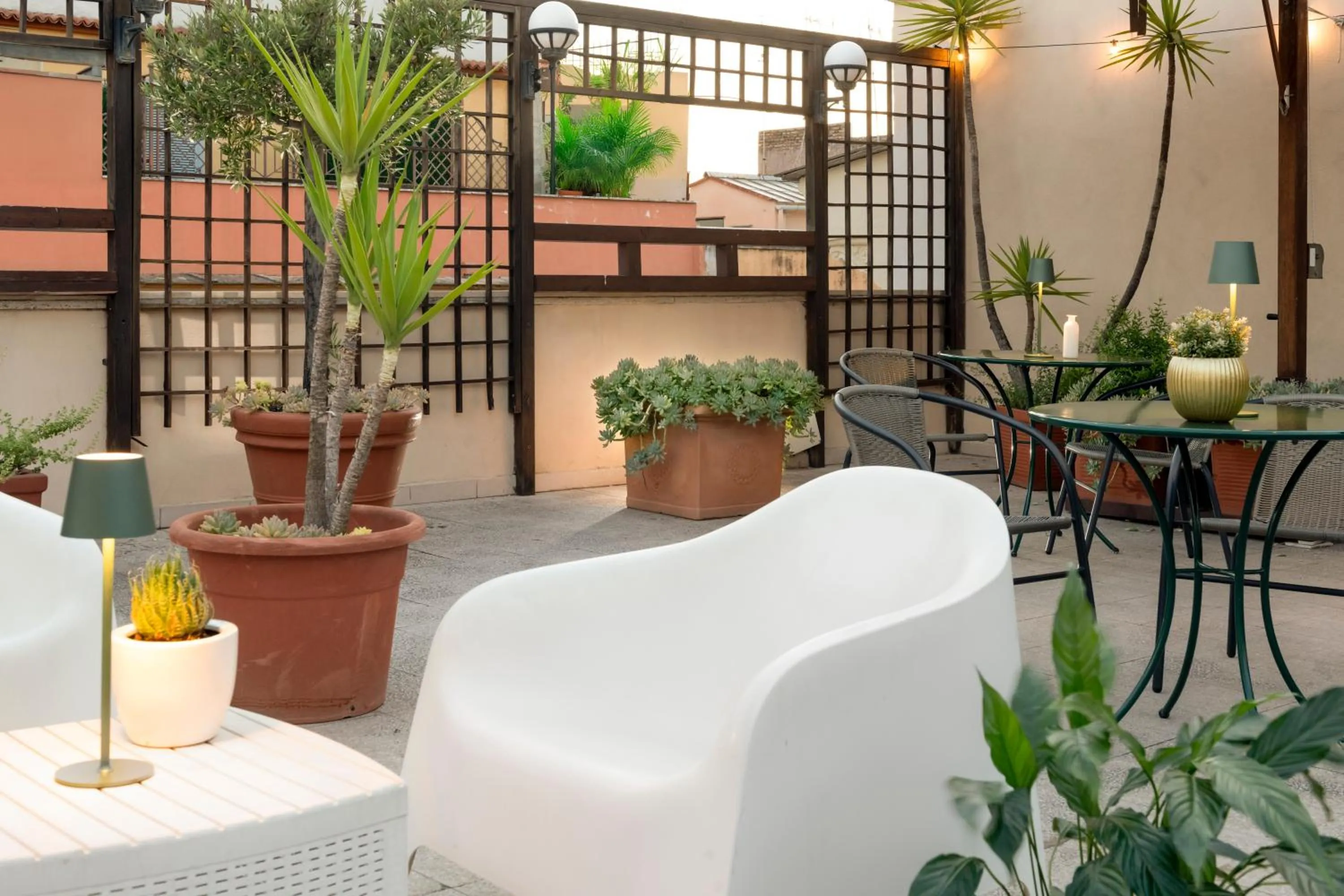 Patio in Budget Rooms Des Arts