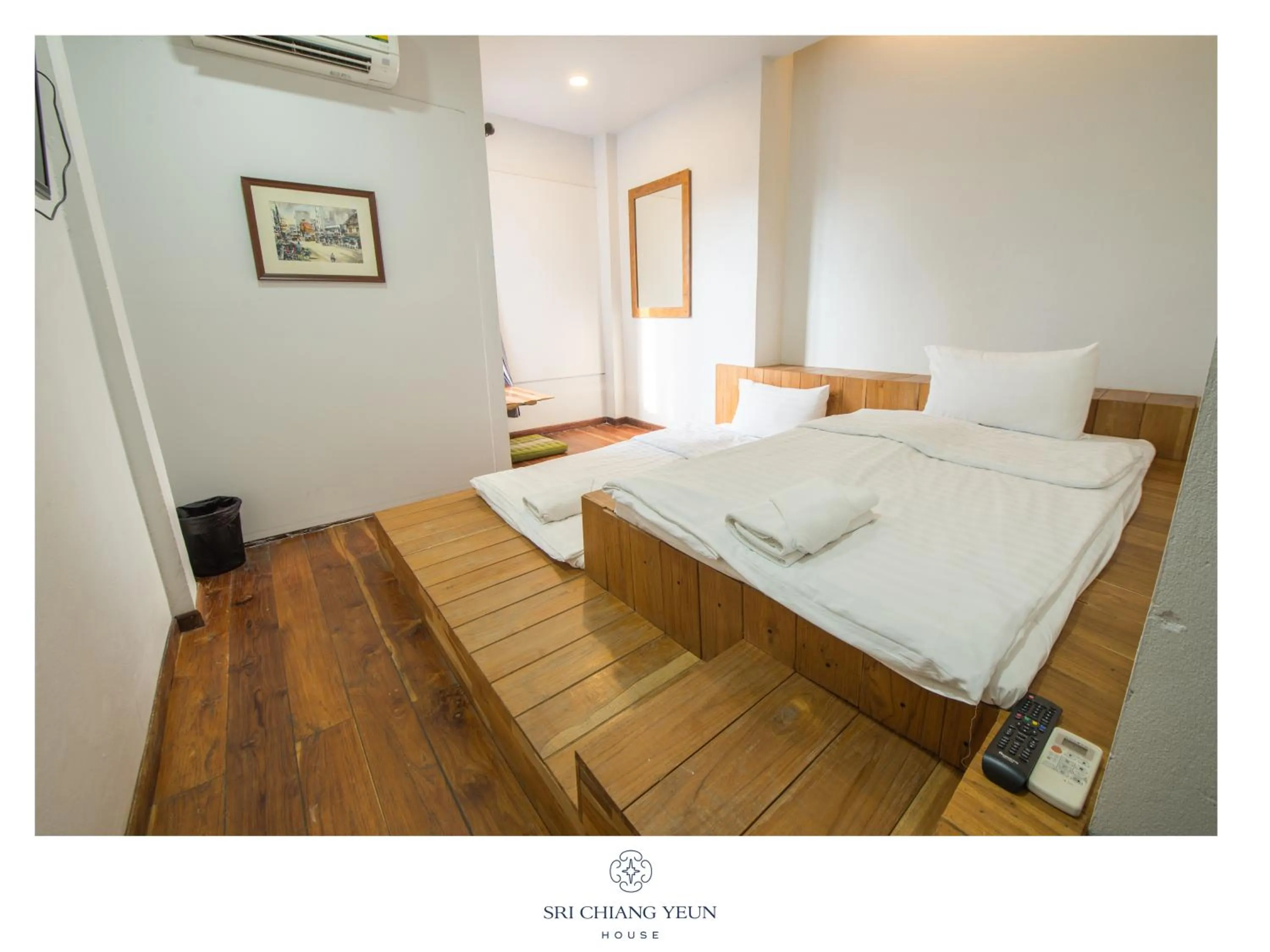 Photo of the whole room, Bed in Sri Chiang Yeun House