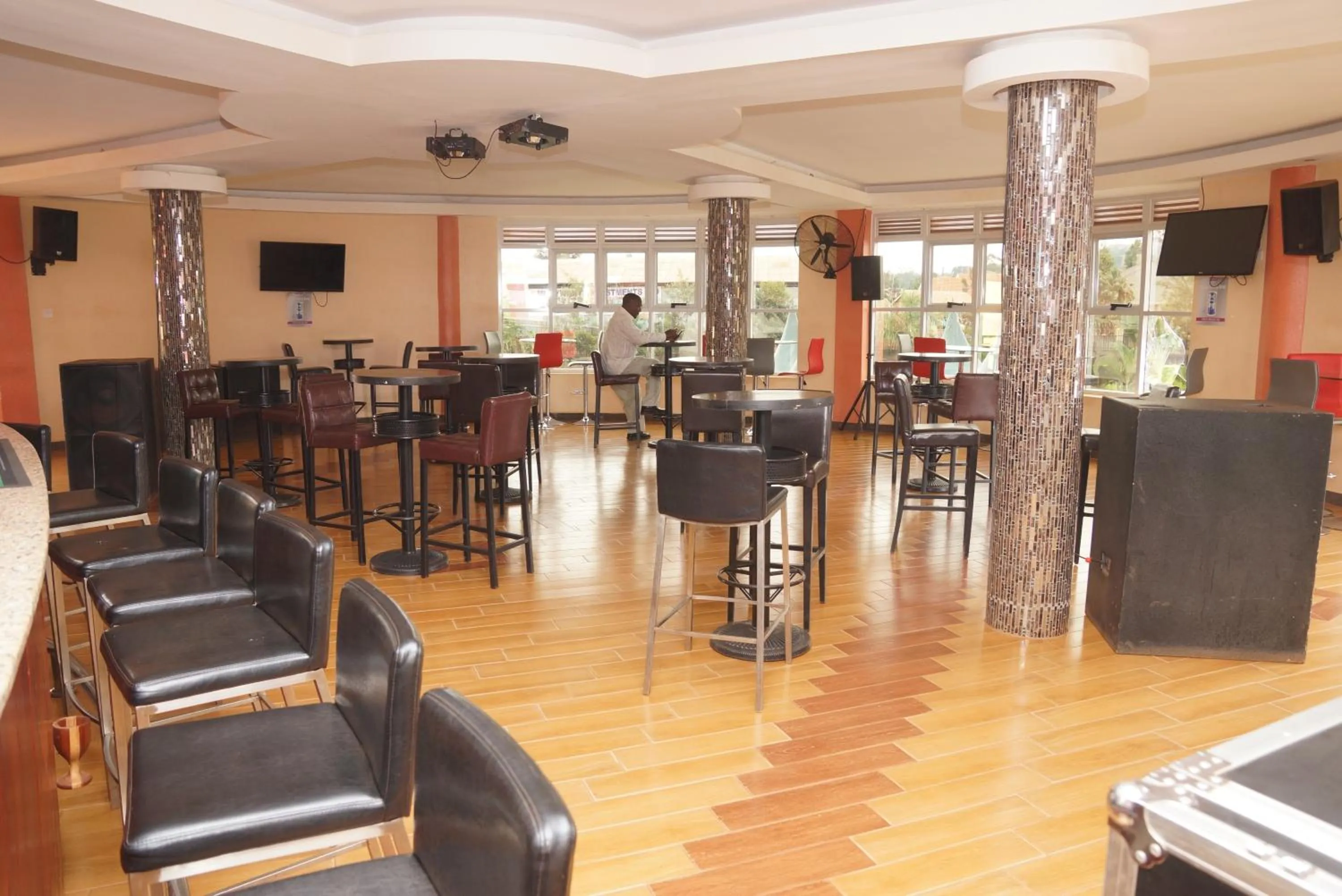 Lounge or bar in Nican Resort Hotel Seguku Entebbe