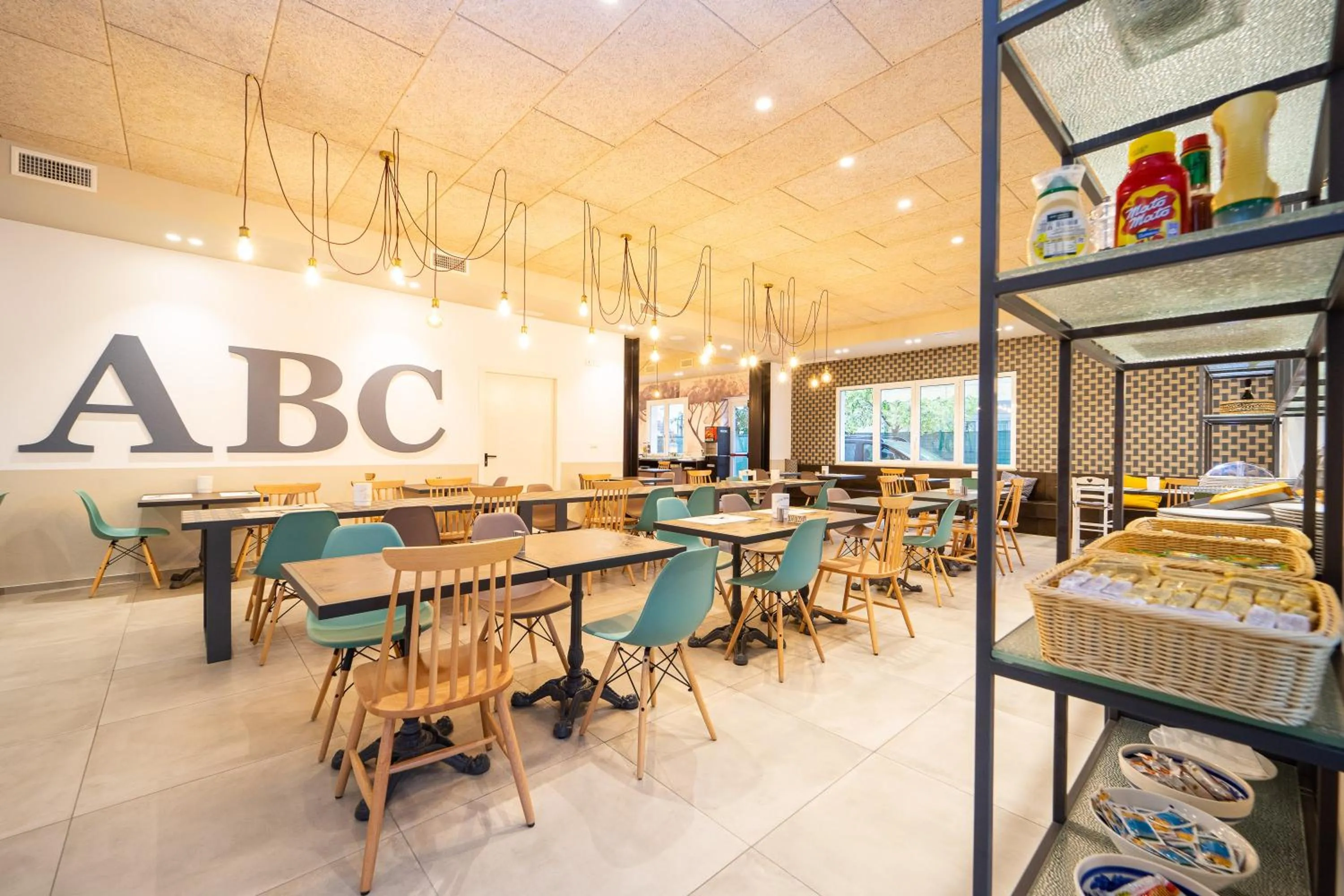 Restaurant/places to eat in Hotel Abc