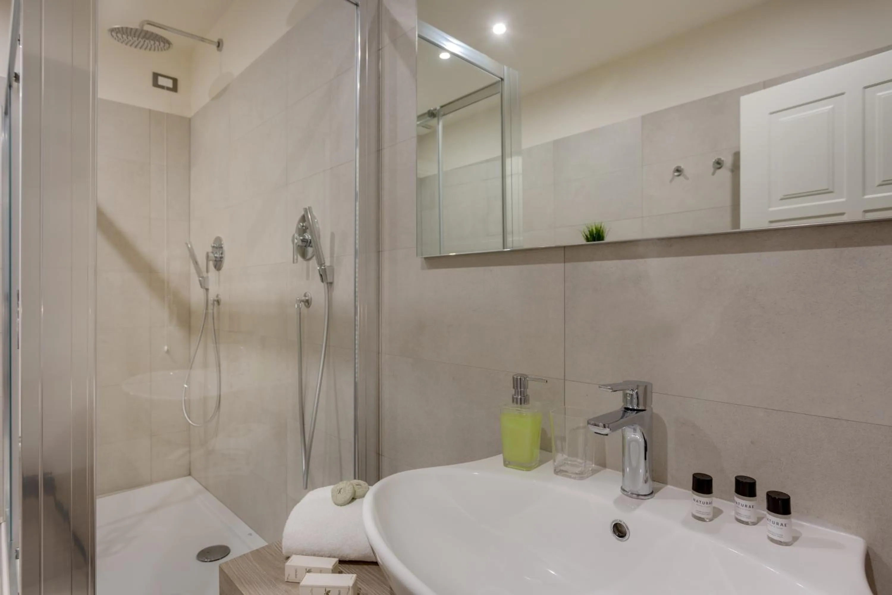 Shower in Residenza D'Epoca Historia Luxury Boutique