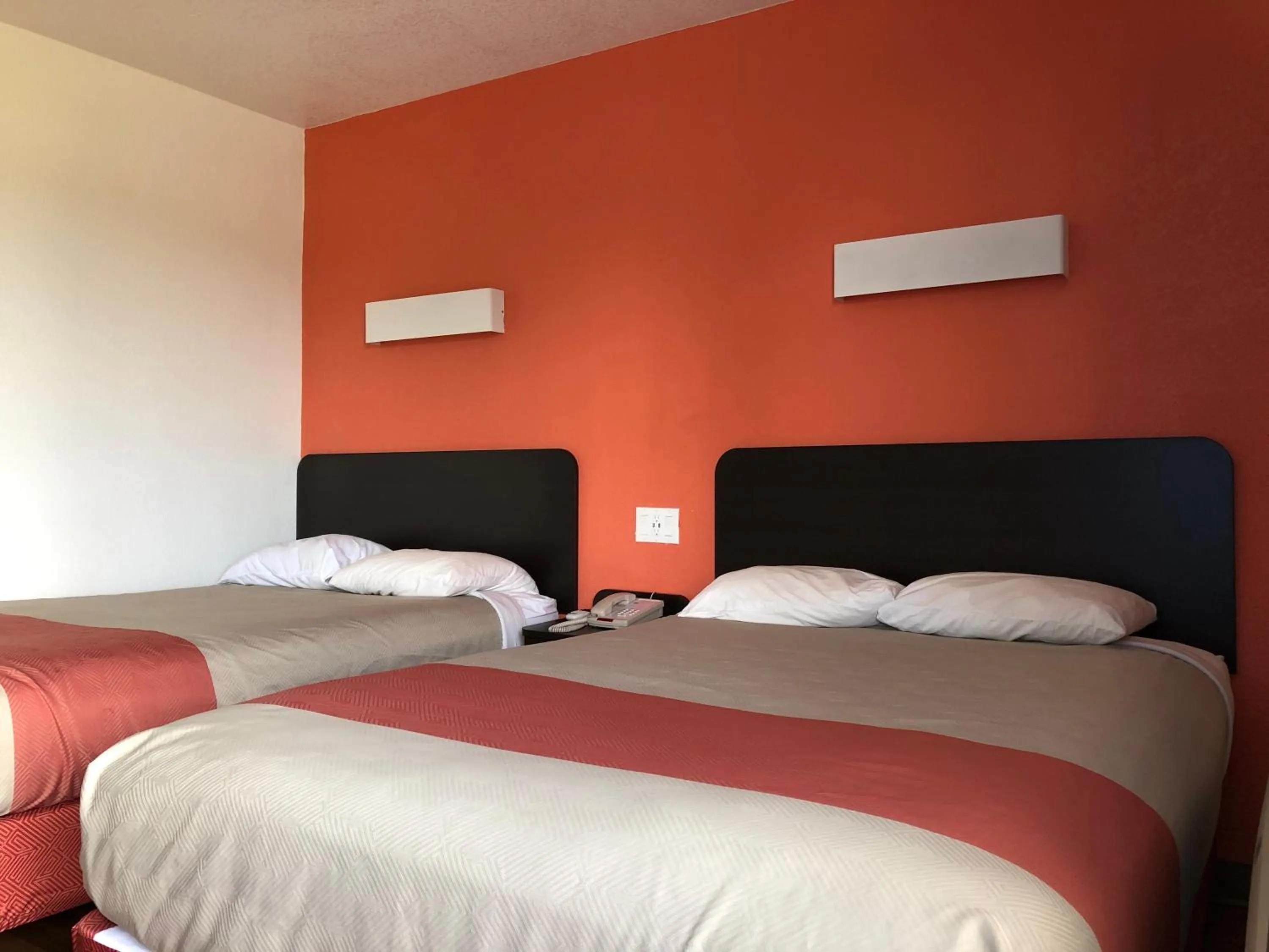 Bedroom, Bed in Motel 6-Clute, TX