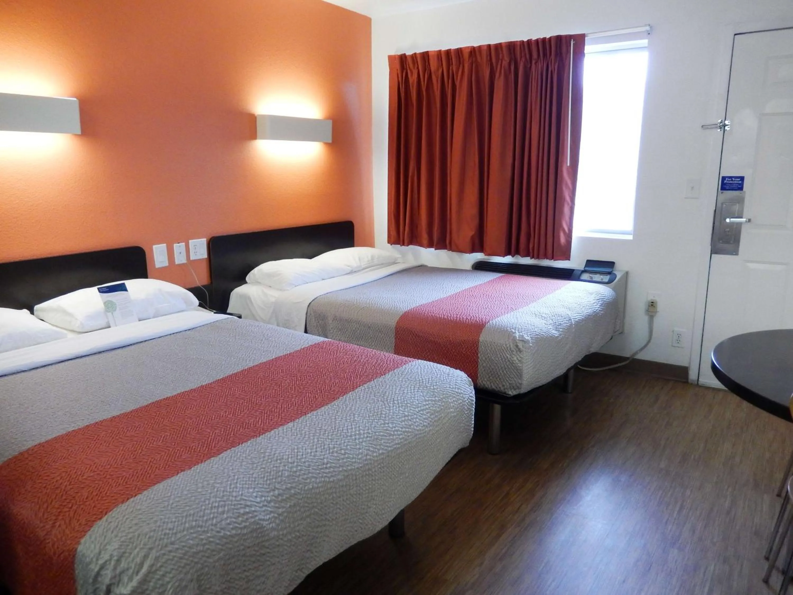 Photo of the whole room, Bed in Motel 6-Clute, TX