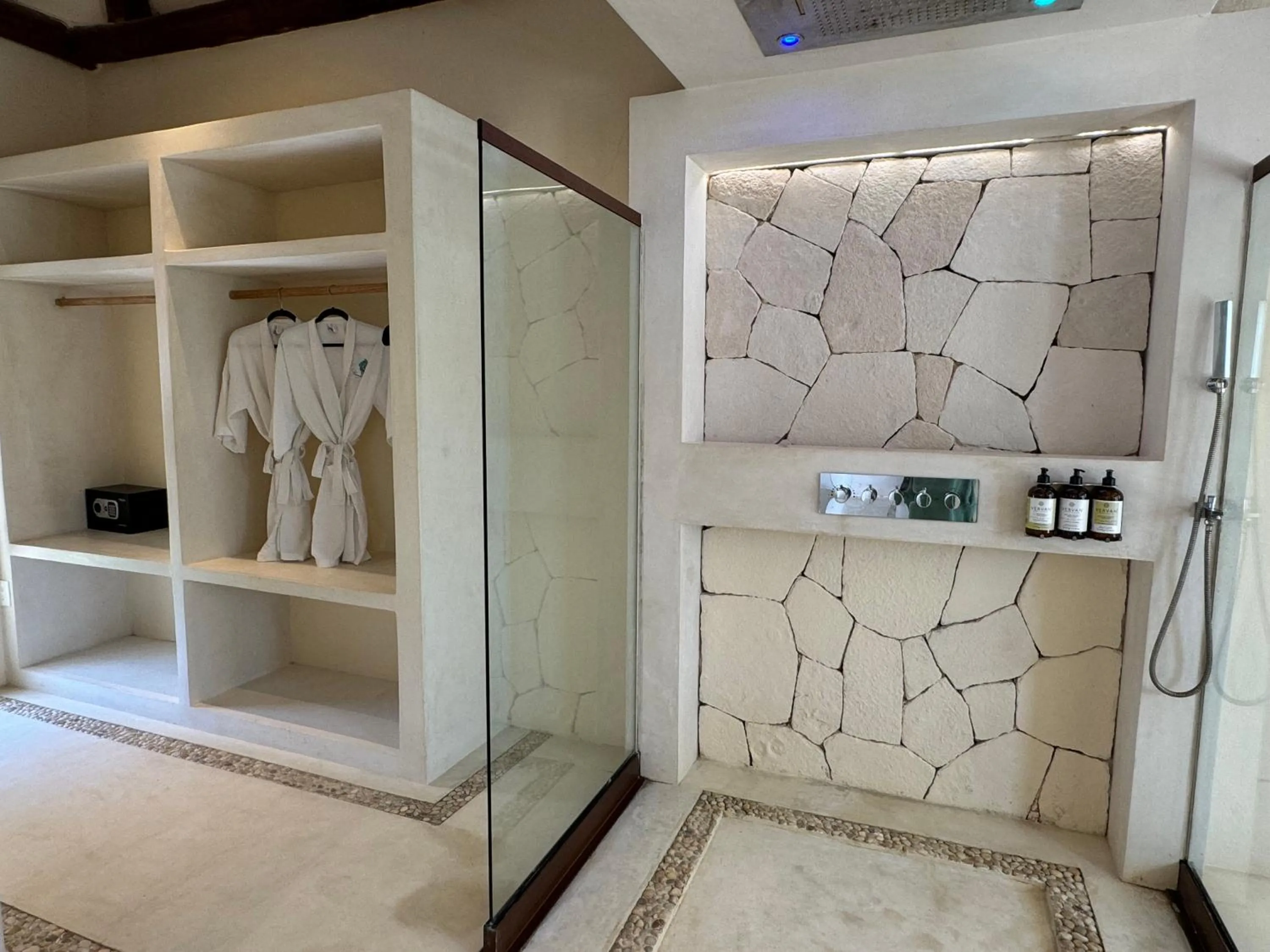 Shower in Casa Punta Coco & Beach Club