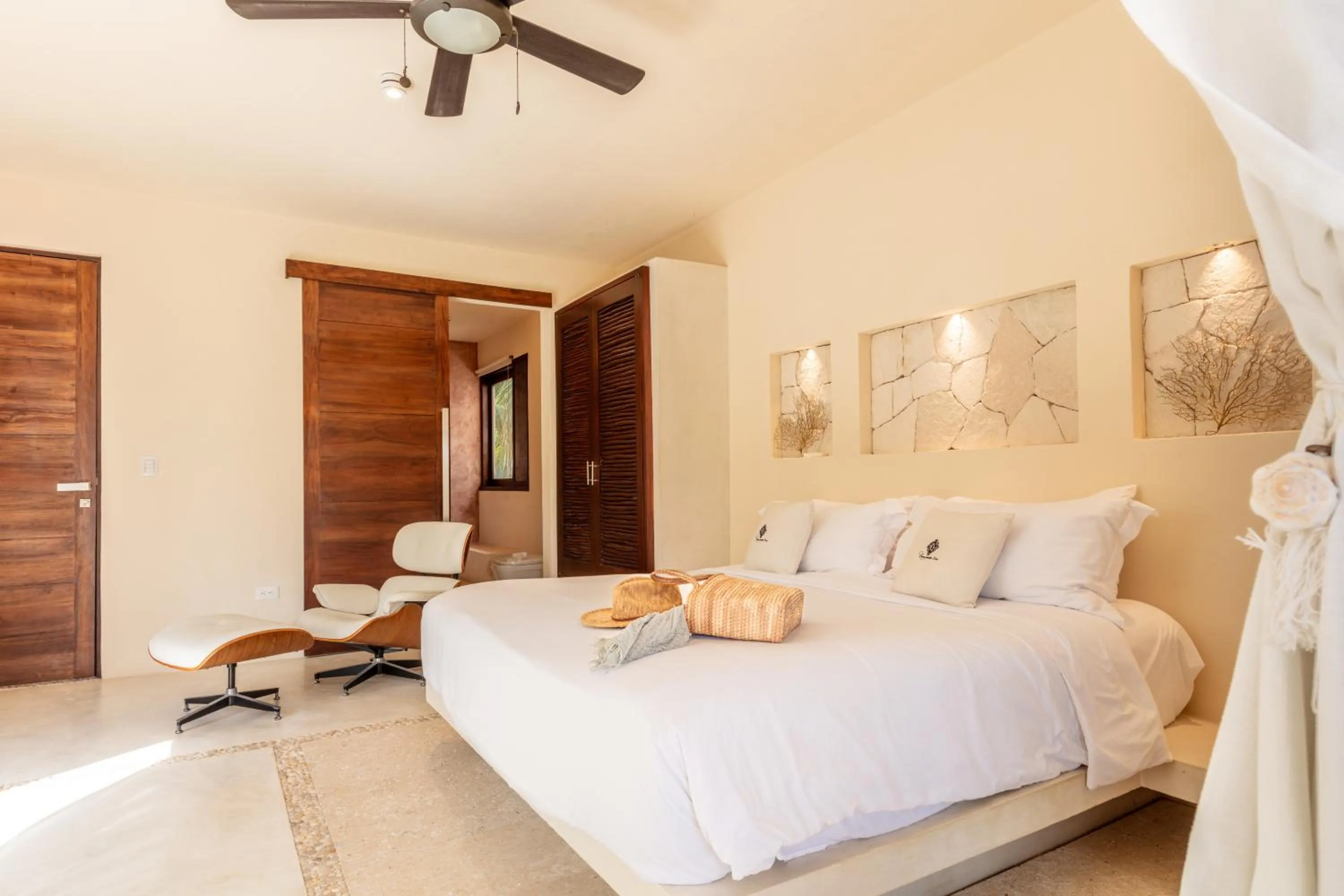 Shower, Bed in Casa Punta Coco & Beach Club