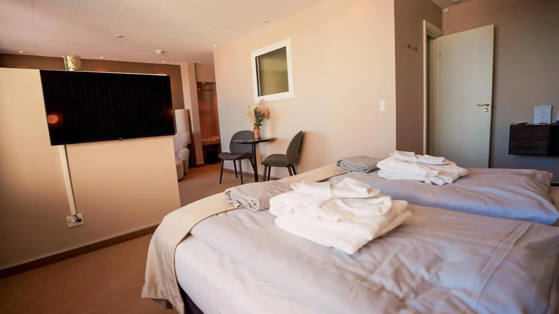 Communal lounge/ TV room, Bed in Hotel Viking Aqua Spa & Wellness