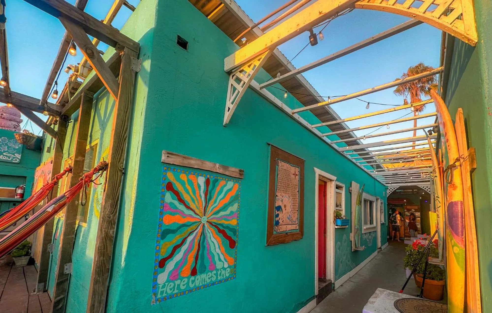 Property building in ITH San Diego Beach Bungalow Surf Hostel