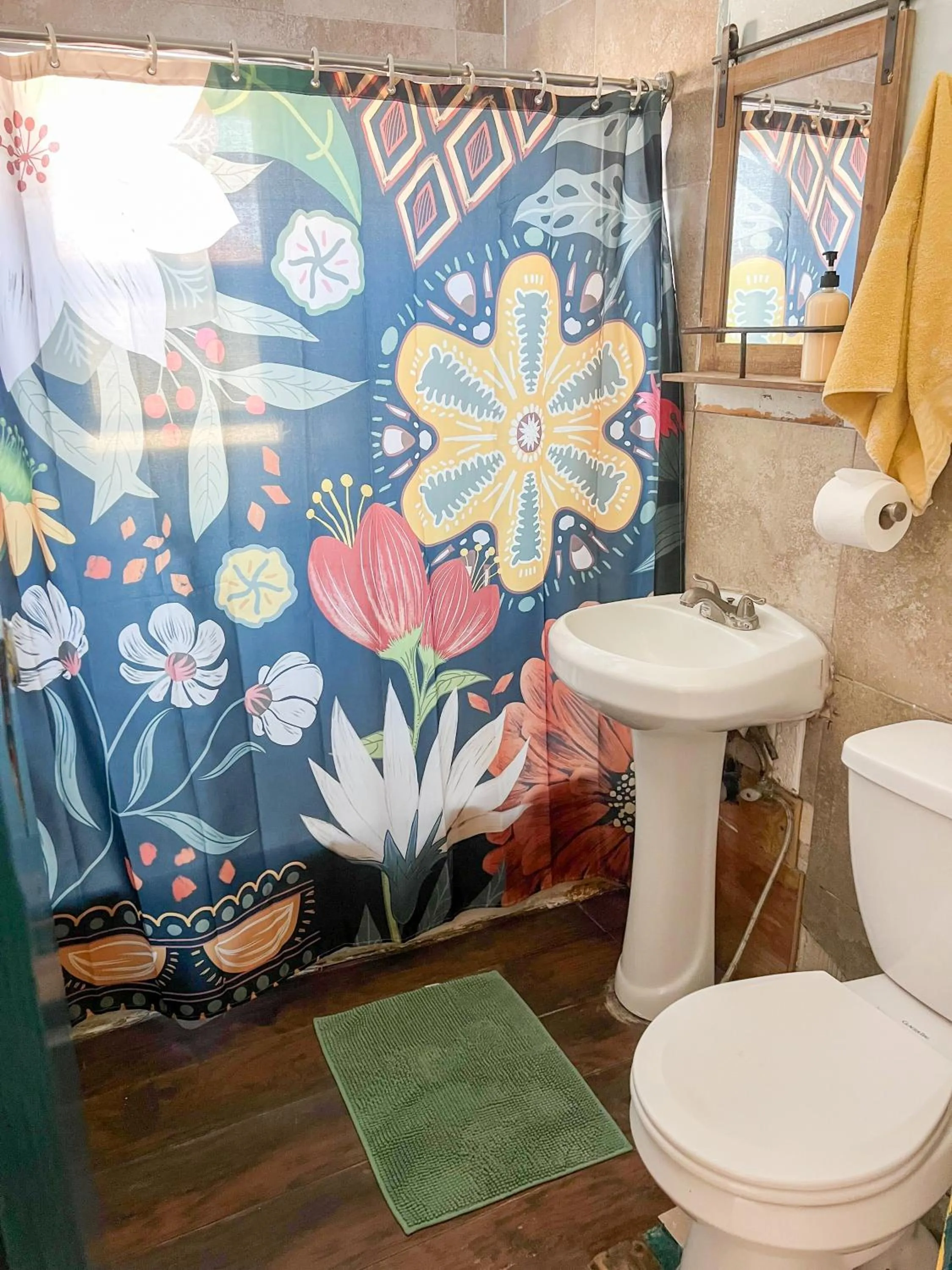 Bathroom in ITH San Diego Beach Bungalow Surf Hostel