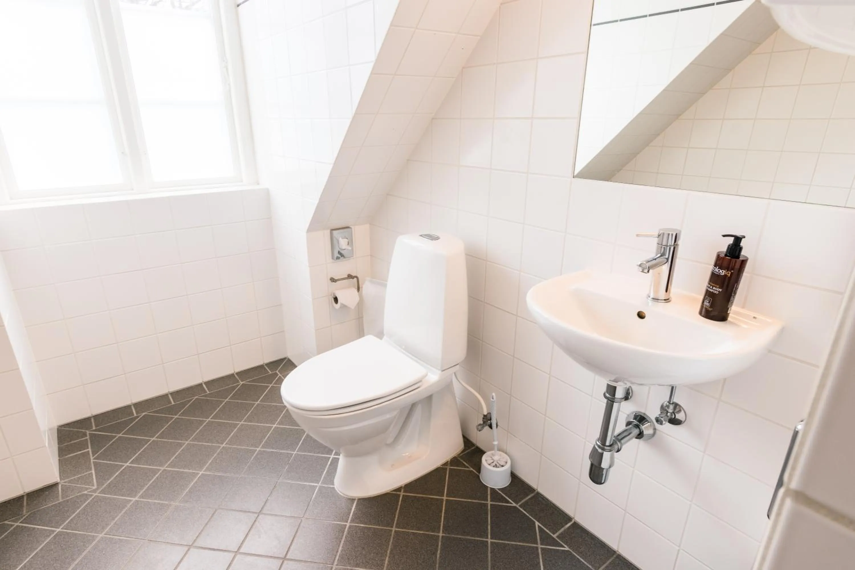 Toilet in Sixtus Sinatur Hotel & Konference