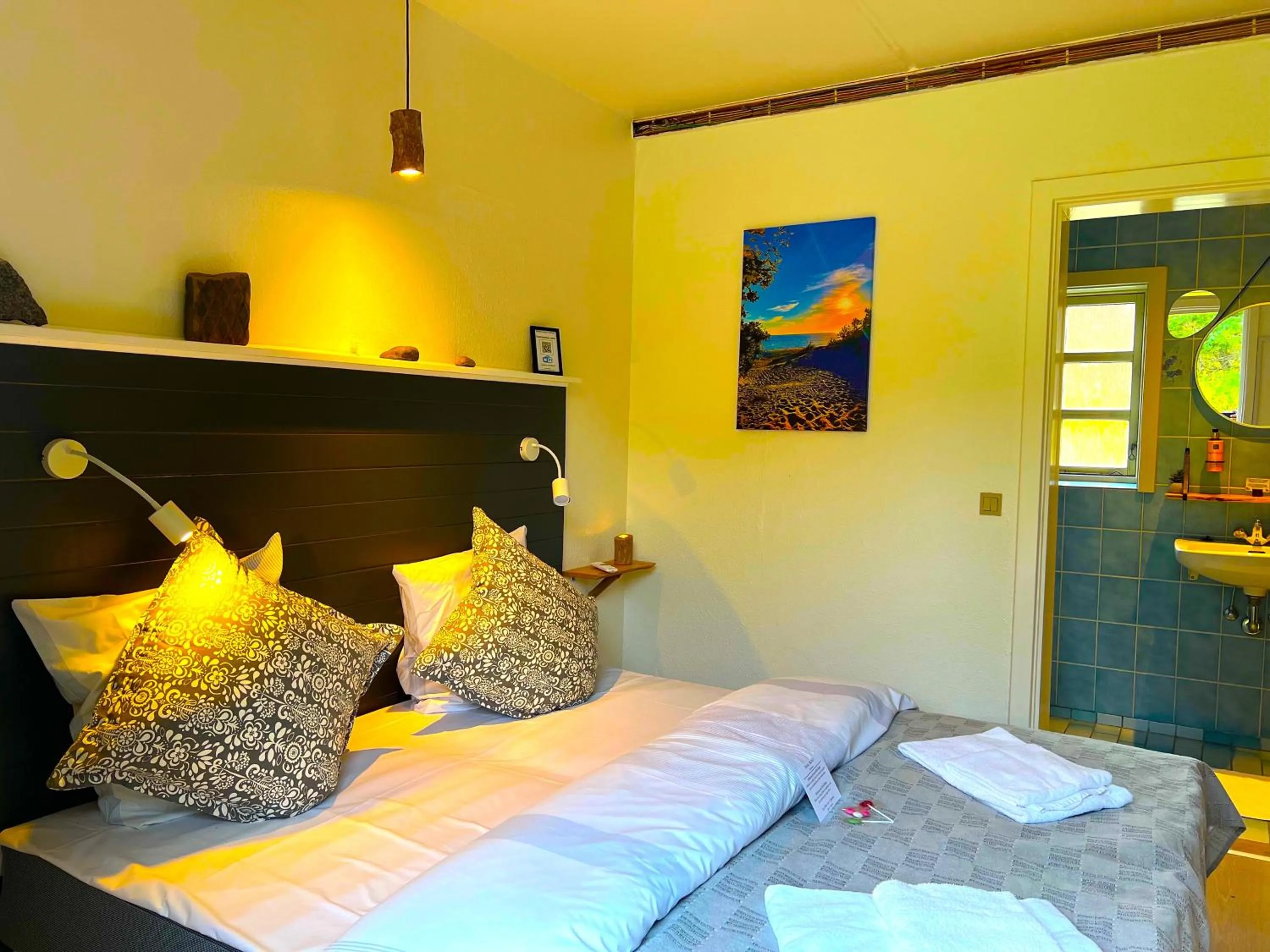 Bathroom, Bed in Hotel Skovly