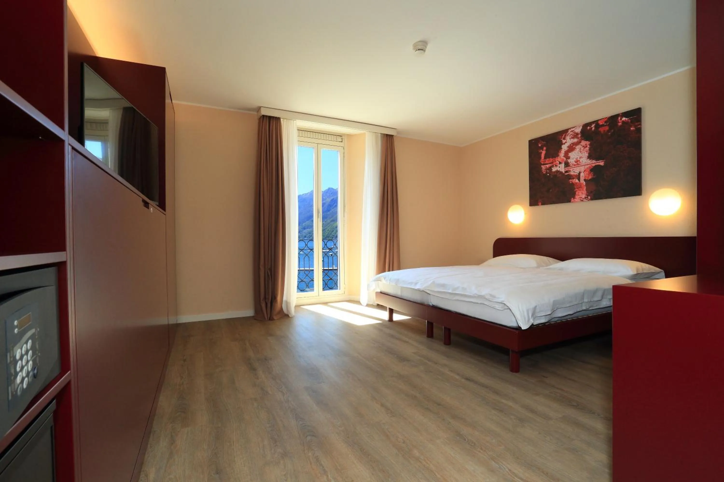 Photo of the whole room, Bed in Hotel Elvezia Ascona