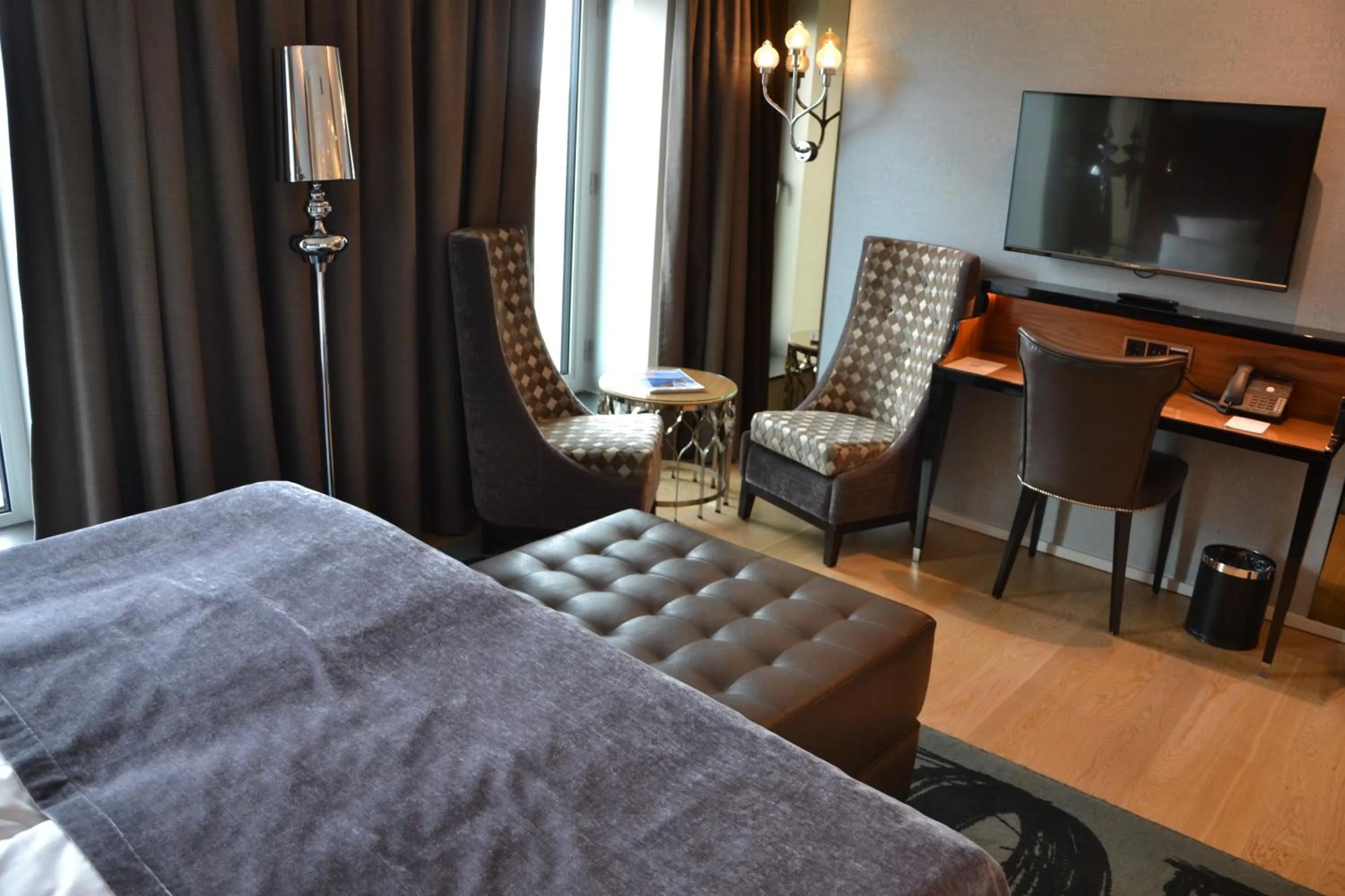 Bedroom, Bed in Tivoli Hotel