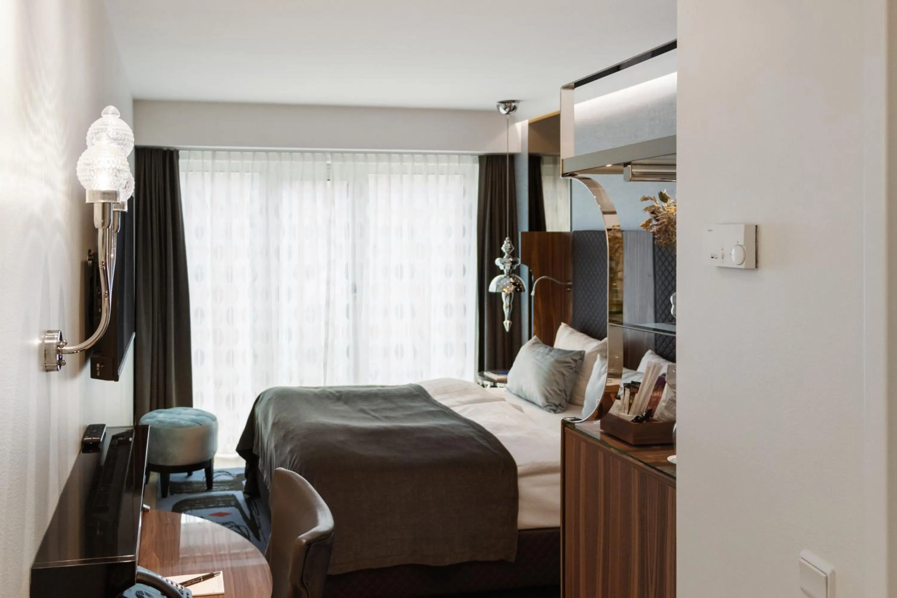 Bedroom, Bed in Tivoli Hotel