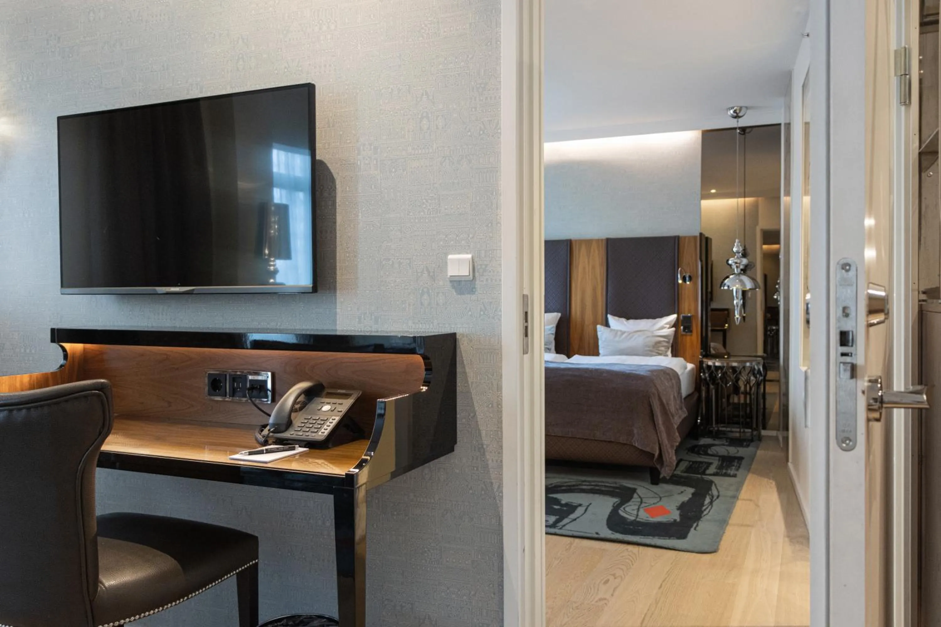 TV and multimedia, Bed in Tivoli Hotel