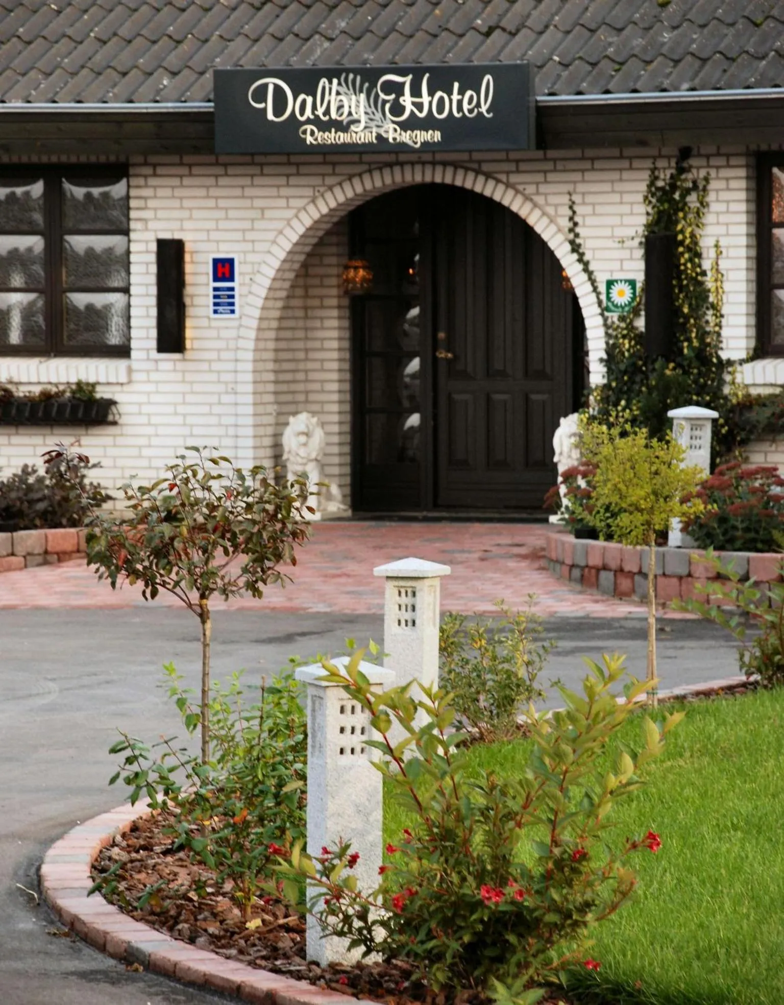 Facade/entrance in Dalby Hotel