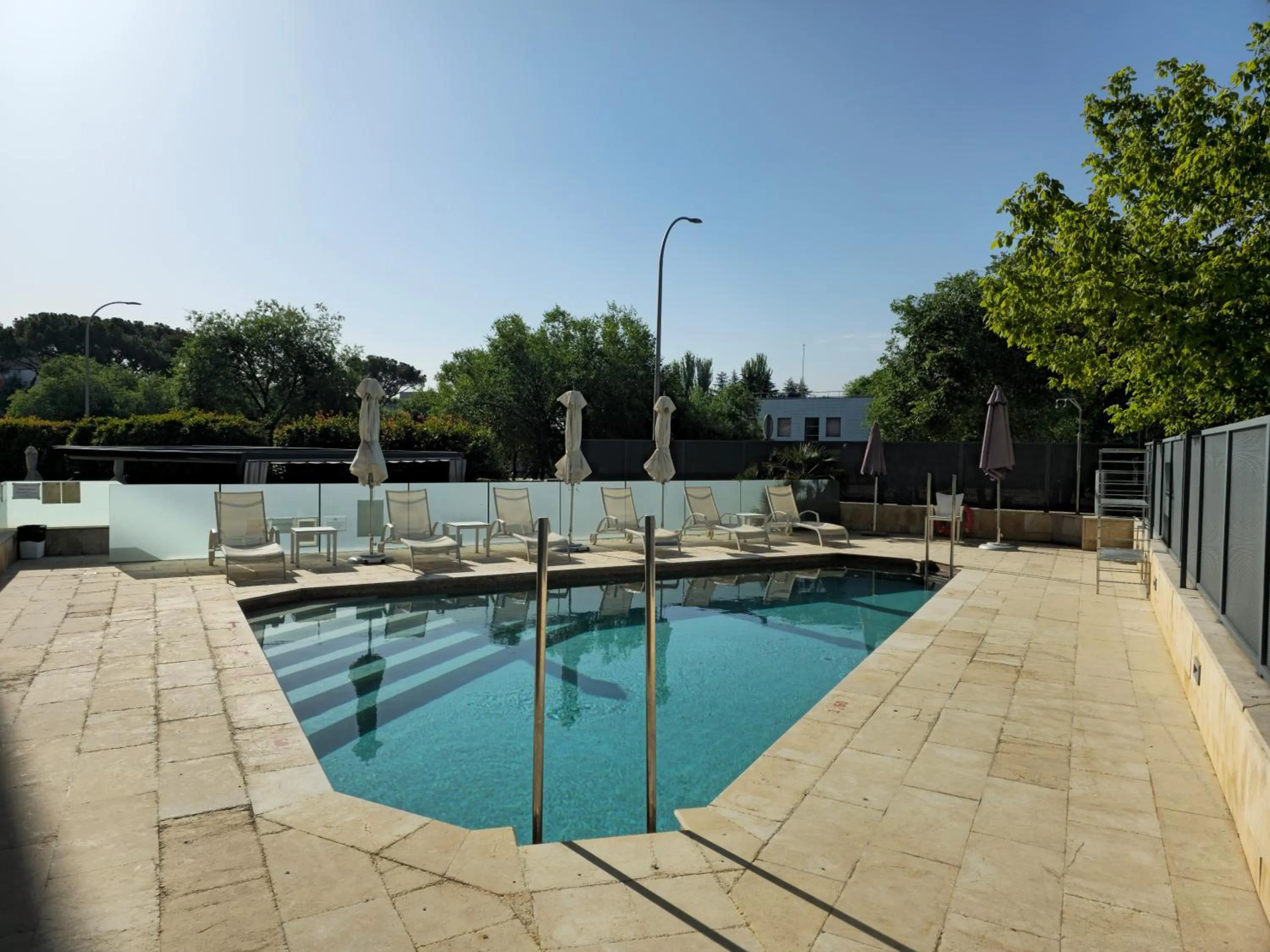 Swimming pool in Hotel Maydrit Airport