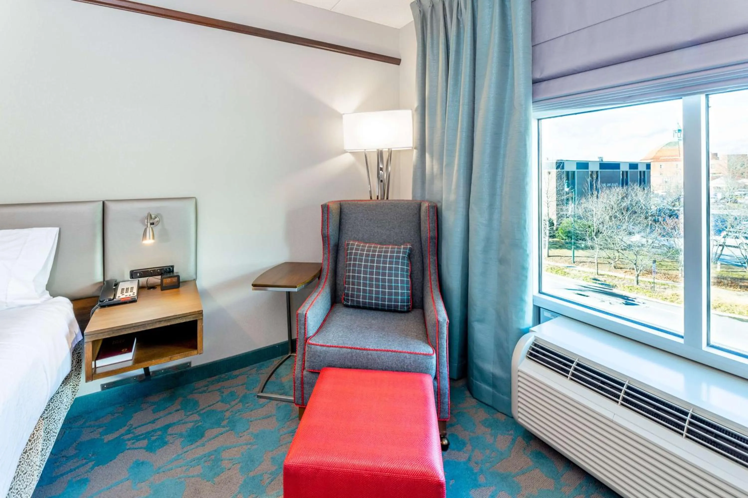 Living room, Bed in Hilton Garden Inn Asheville Downtown