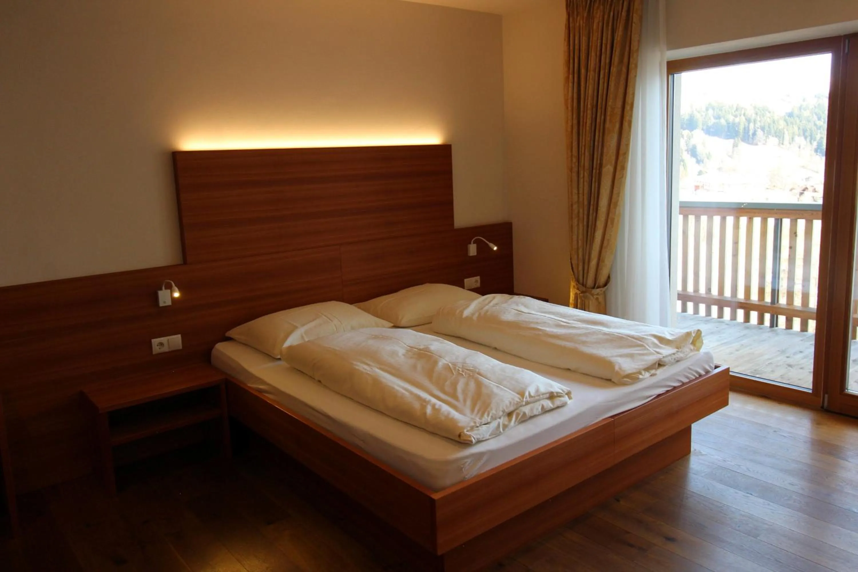 Photo of the whole room, Bed in Gasthaus zum Weissen Kreuz