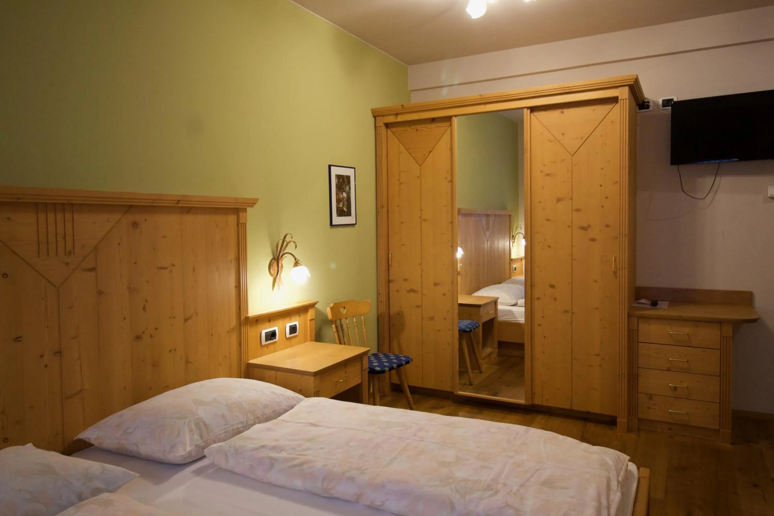 Photo of the whole room, Bed in Gasthaus zum Weissen Kreuz