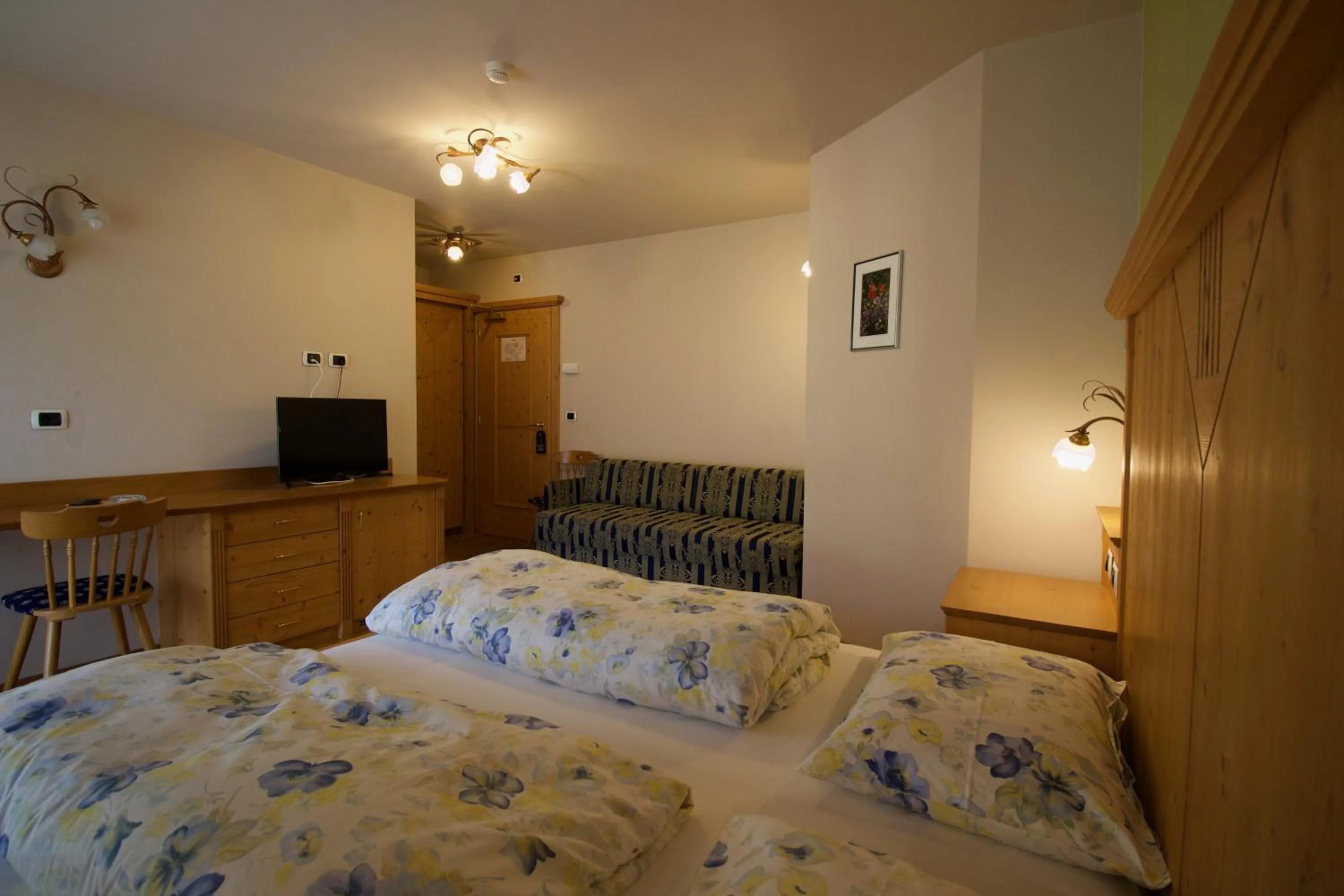 Photo of the whole room, Bed in Gasthaus zum Weissen Kreuz