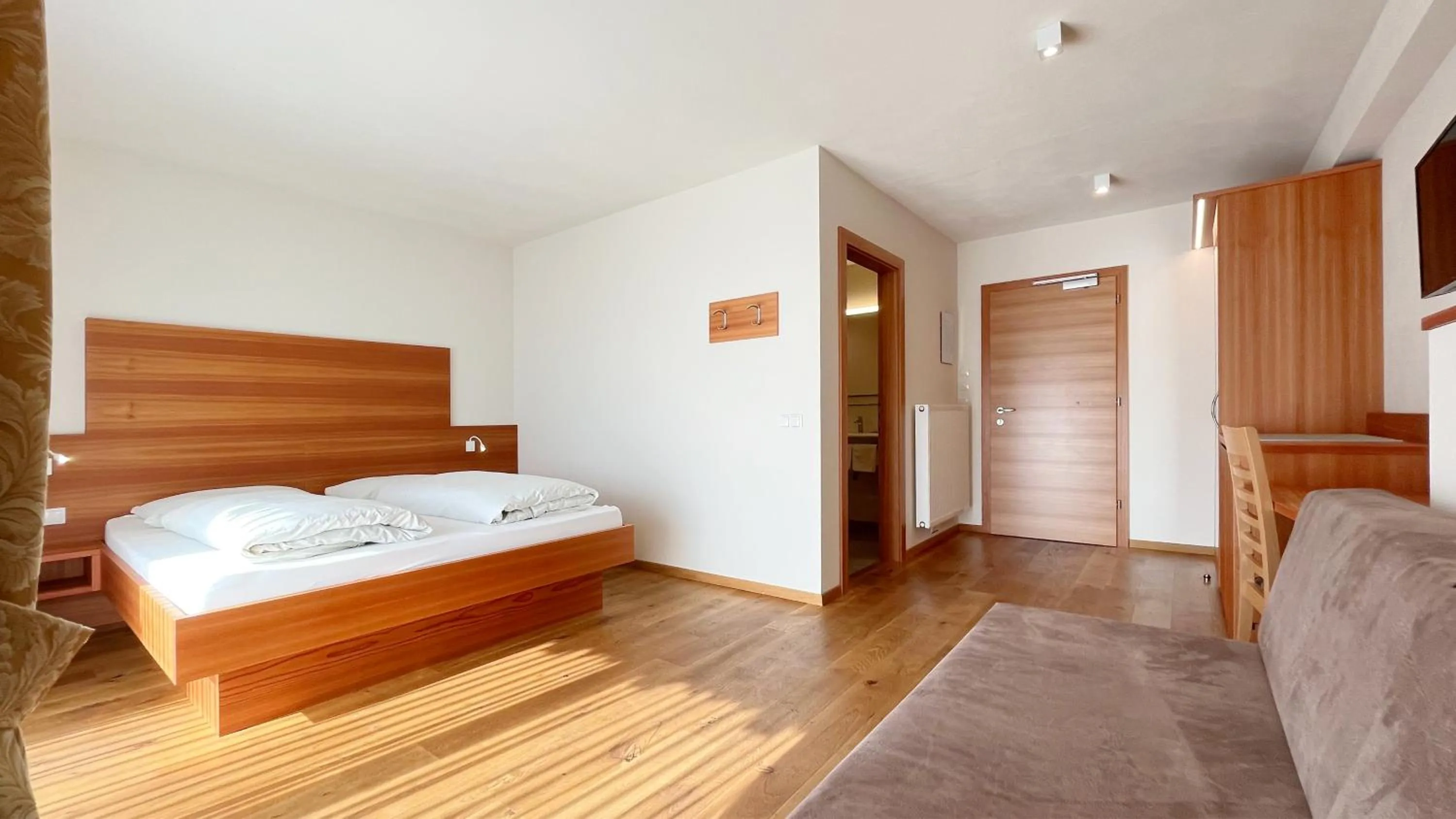 Photo of the whole room, Bed in Gasthaus zum Weissen Kreuz