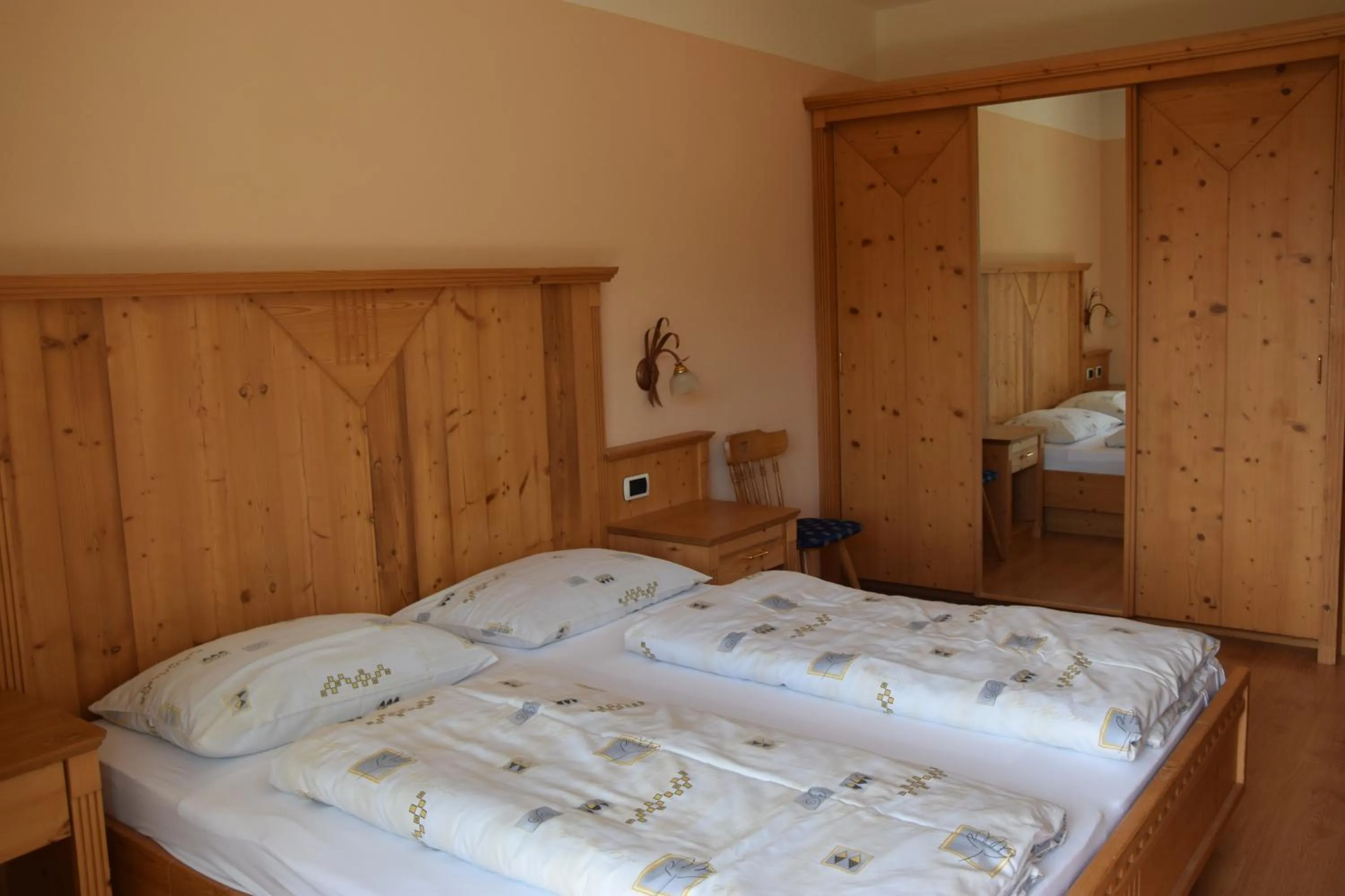 Photo of the whole room, Bed in Gasthaus zum Weissen Kreuz