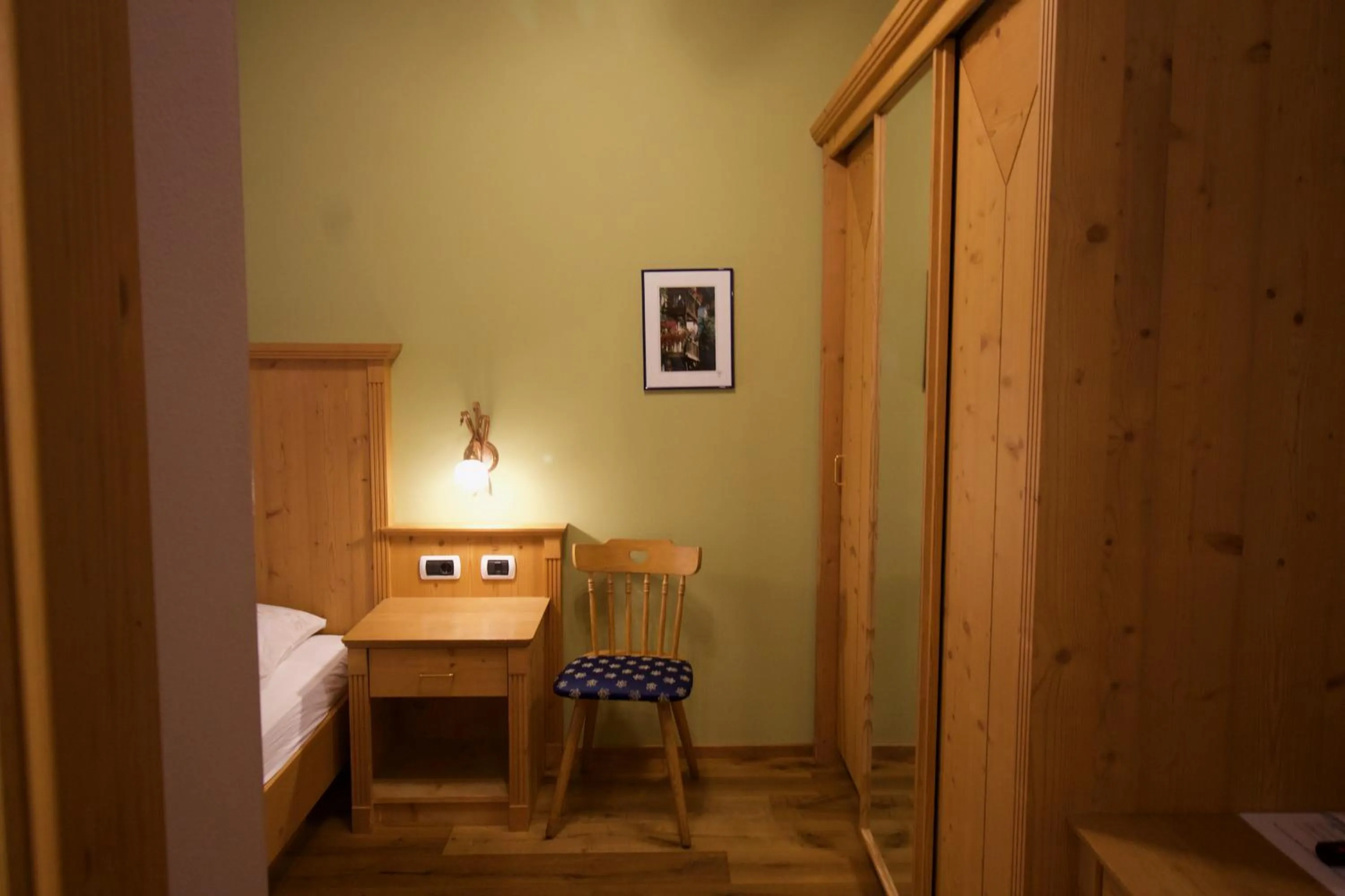 Photo of the whole room, Bed in Gasthaus zum Weissen Kreuz
