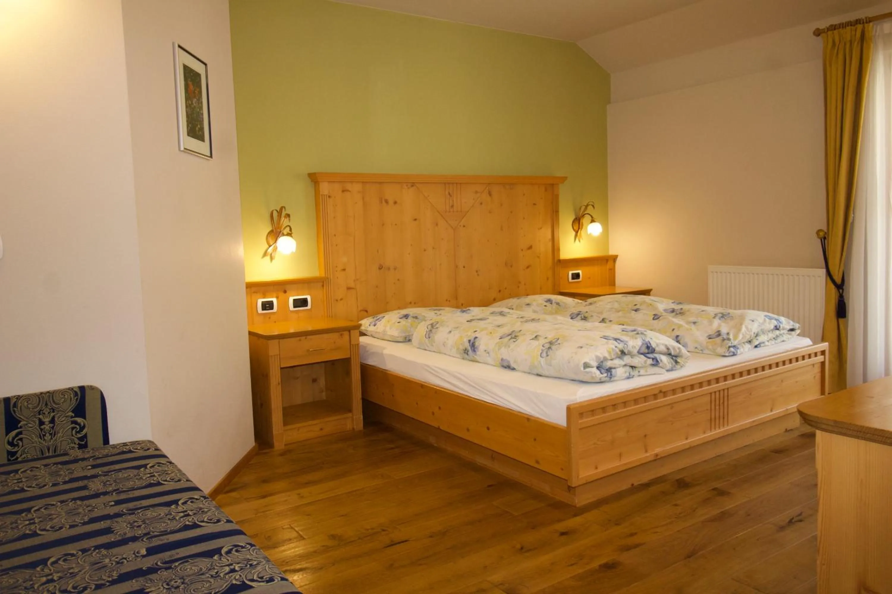 Photo of the whole room, Bed in Gasthaus zum Weissen Kreuz