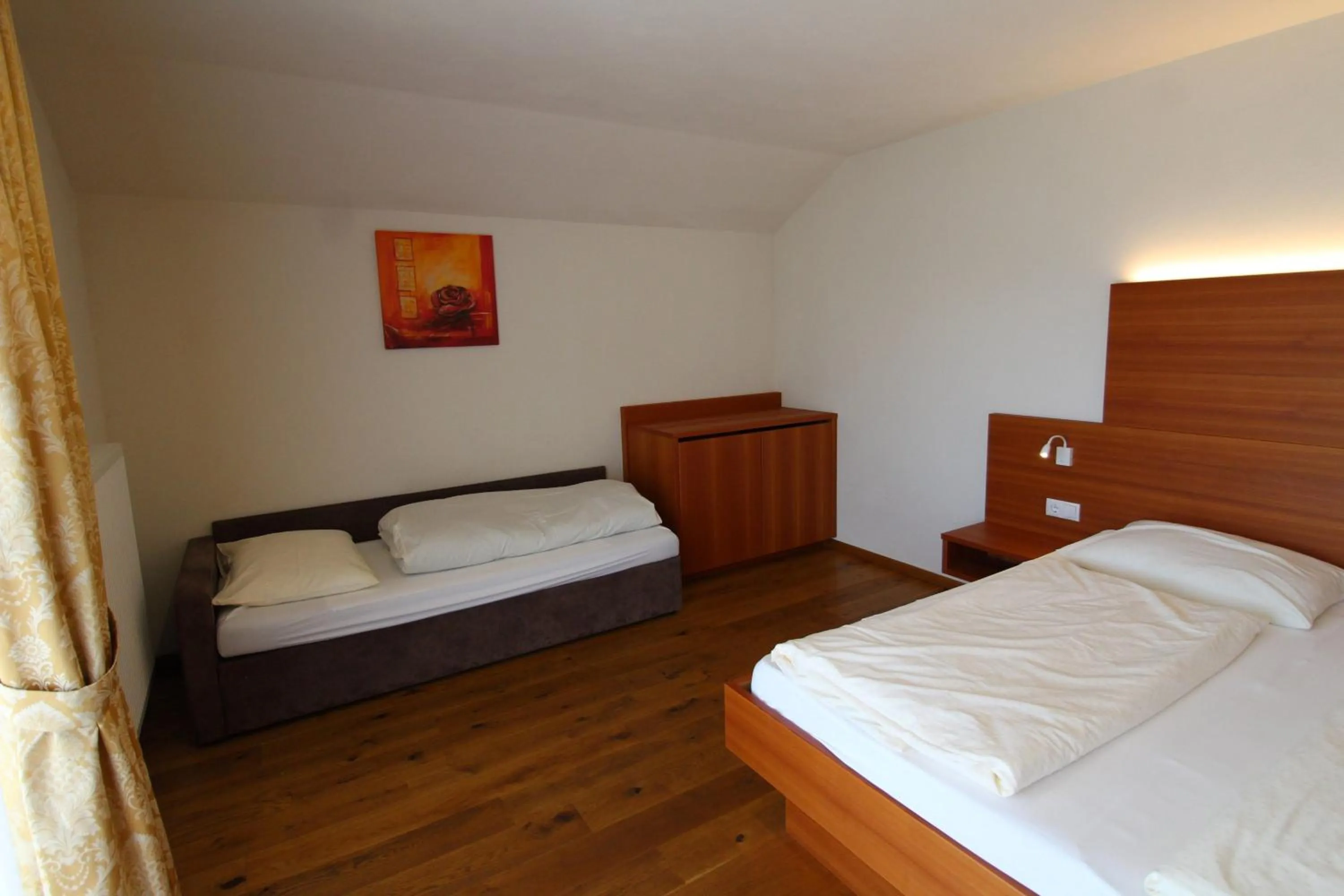 Photo of the whole room, Bed in Gasthaus zum Weissen Kreuz