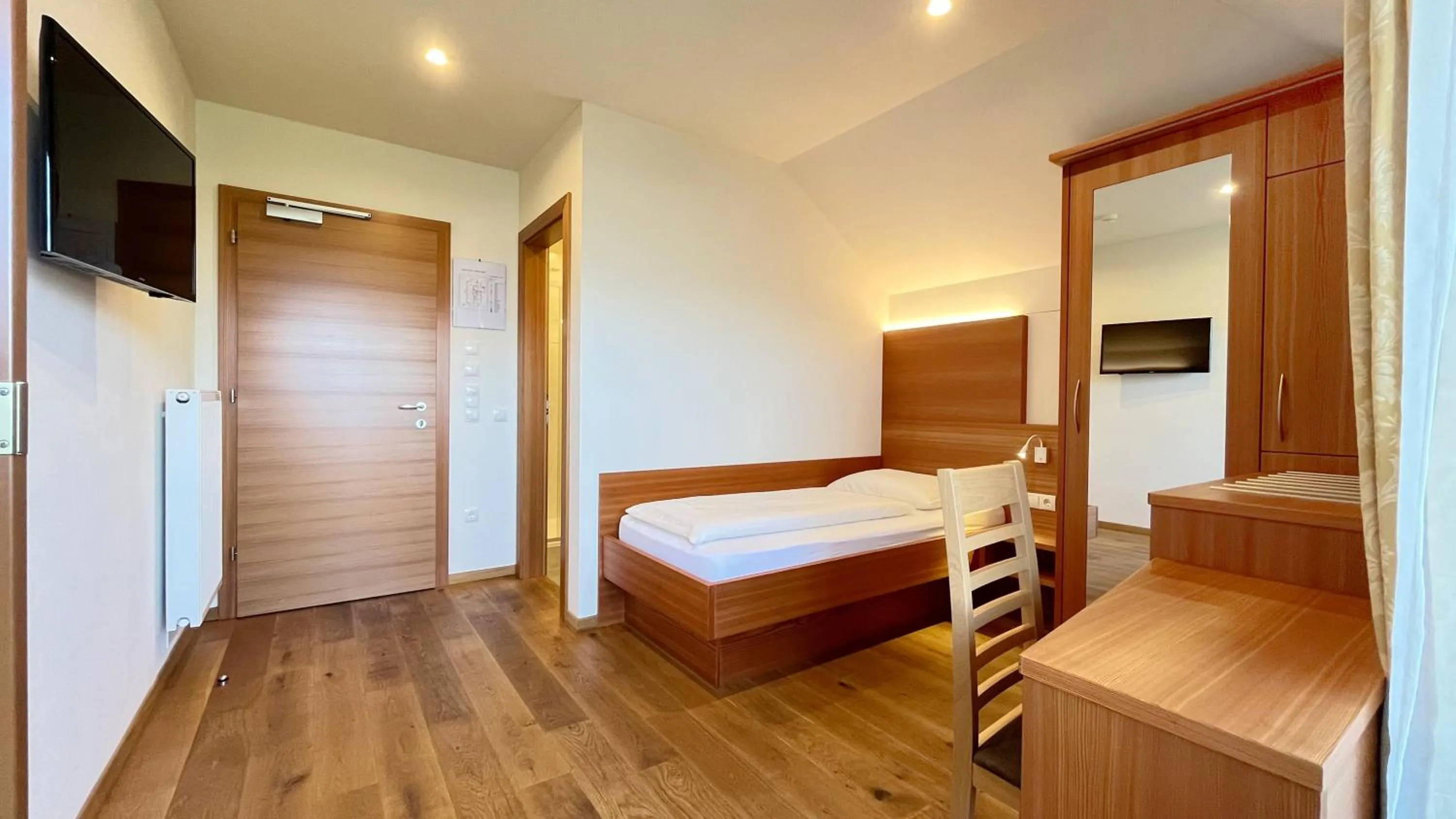 Bedroom, Bed in Gasthaus zum Weissen Kreuz