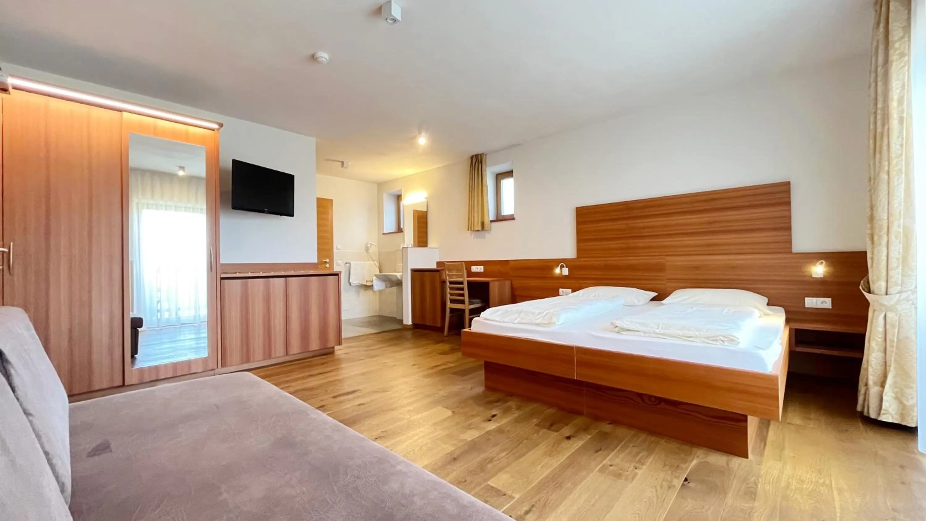 Photo of the whole room, Bed in Gasthaus zum Weissen Kreuz