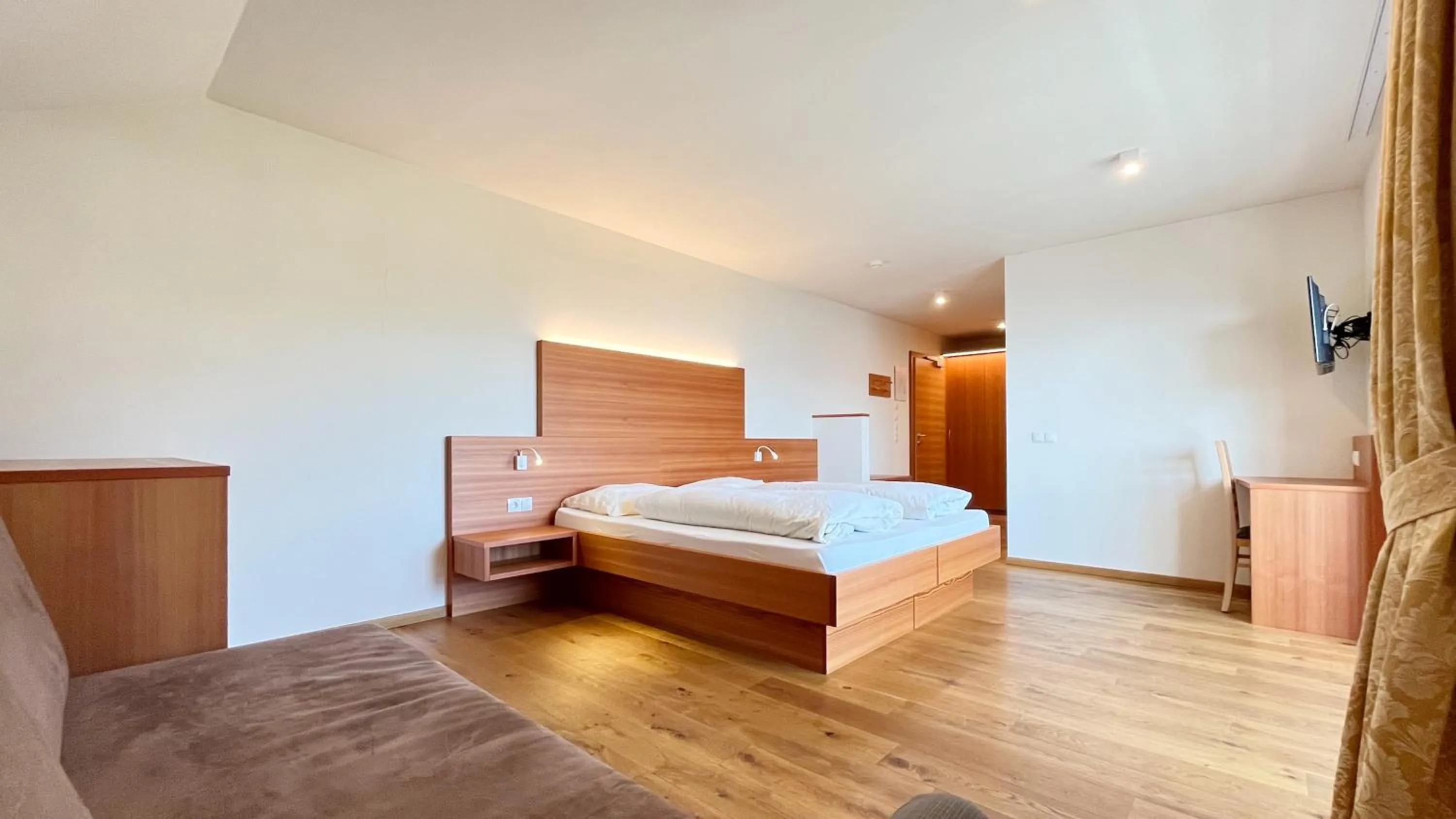 Photo of the whole room, Bed in Gasthaus zum Weissen Kreuz