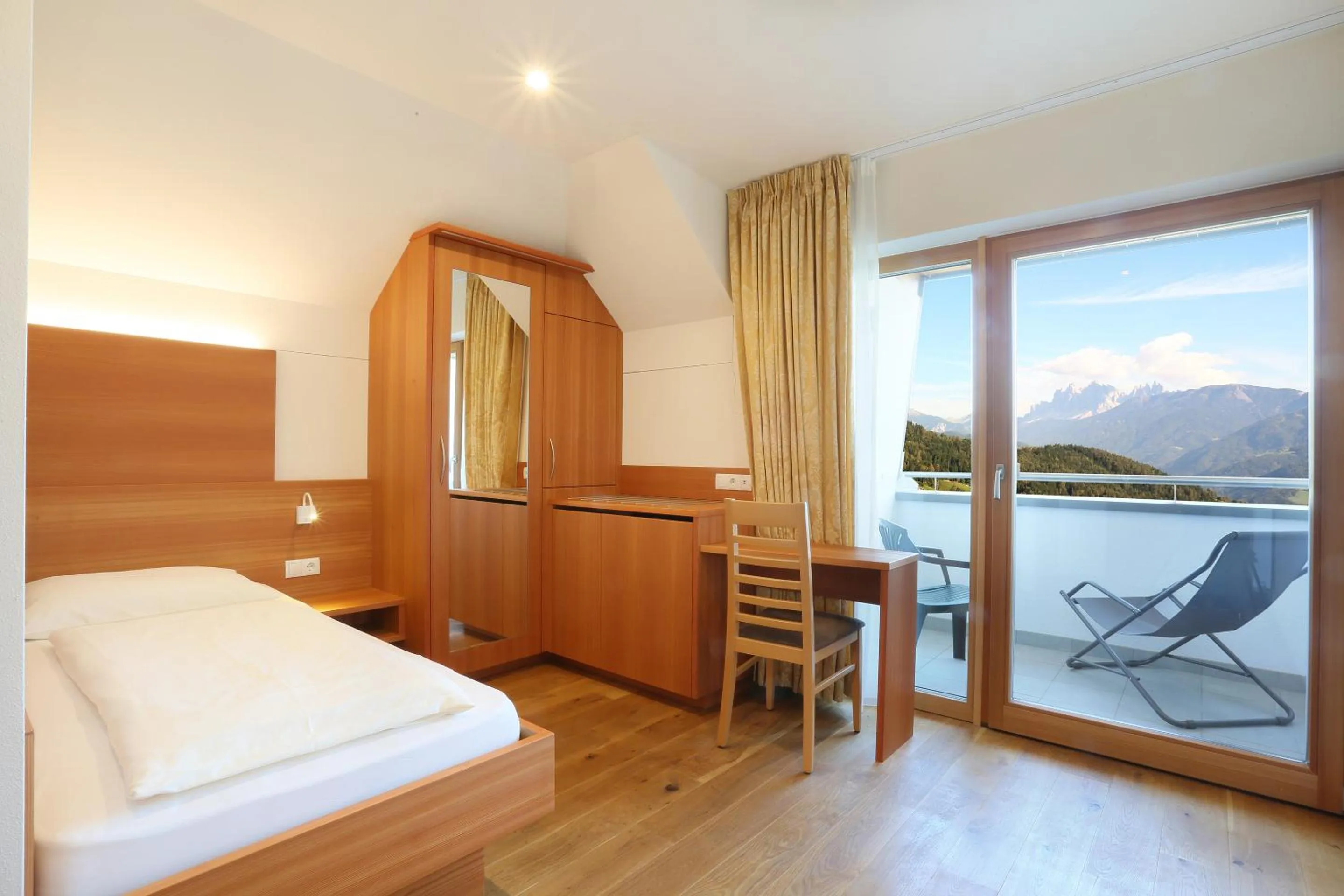 Photo of the whole room, Bed in Gasthaus zum Weissen Kreuz