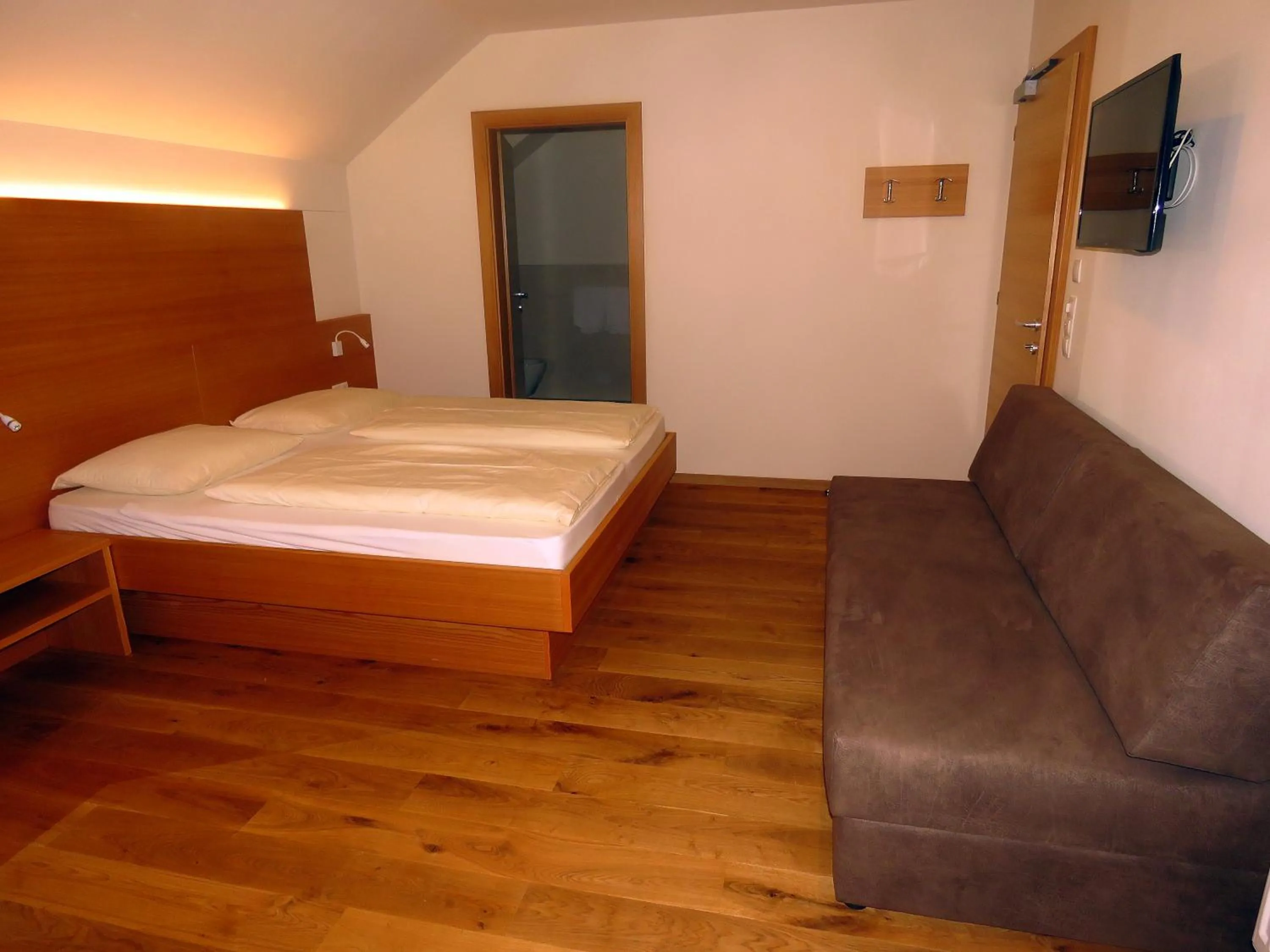 Bedroom, Bed in Gasthaus zum Weissen Kreuz