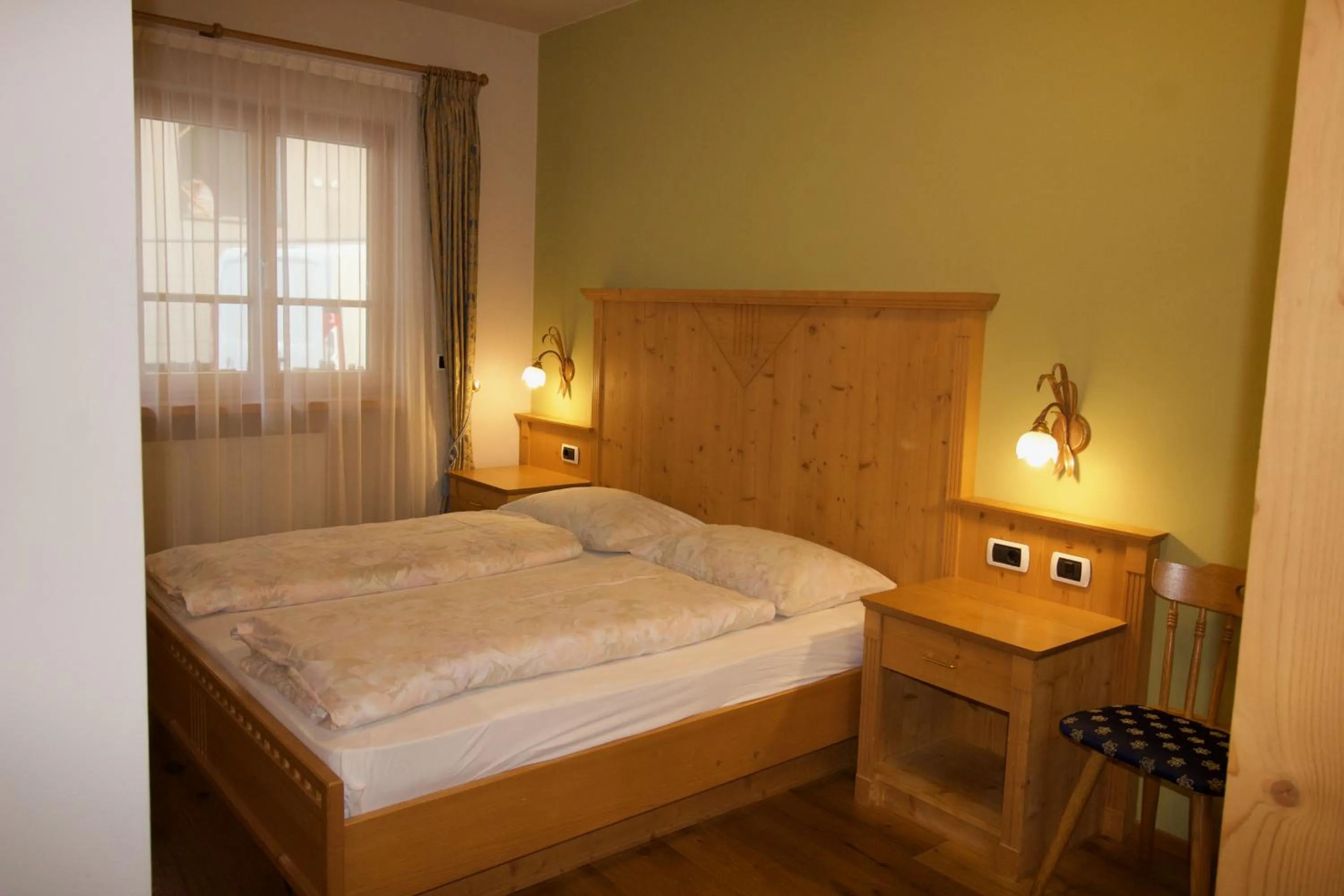 Photo of the whole room, Bed in Gasthaus zum Weissen Kreuz