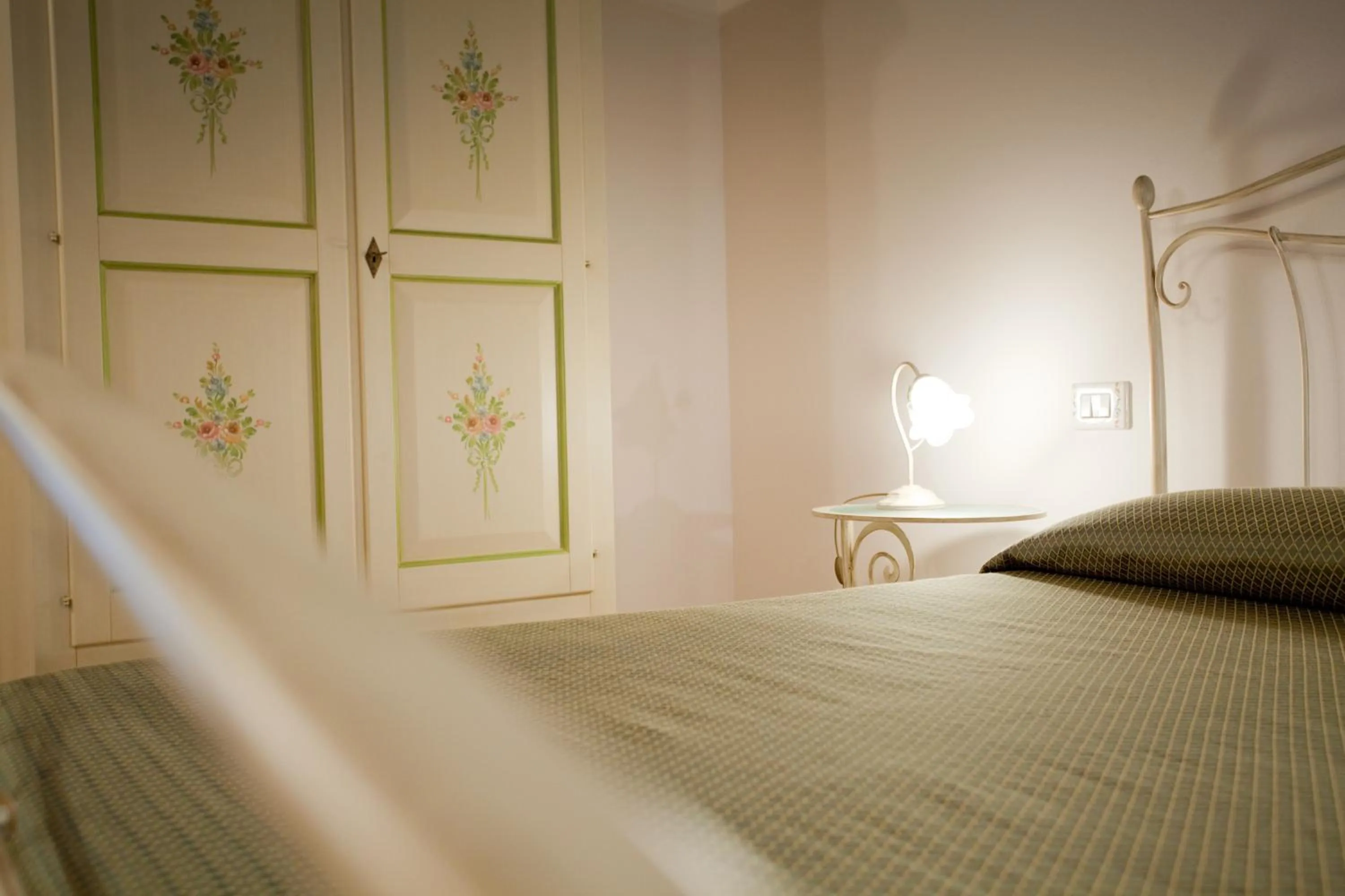 Decorative detail, Bed in Valle del Metauro Country House