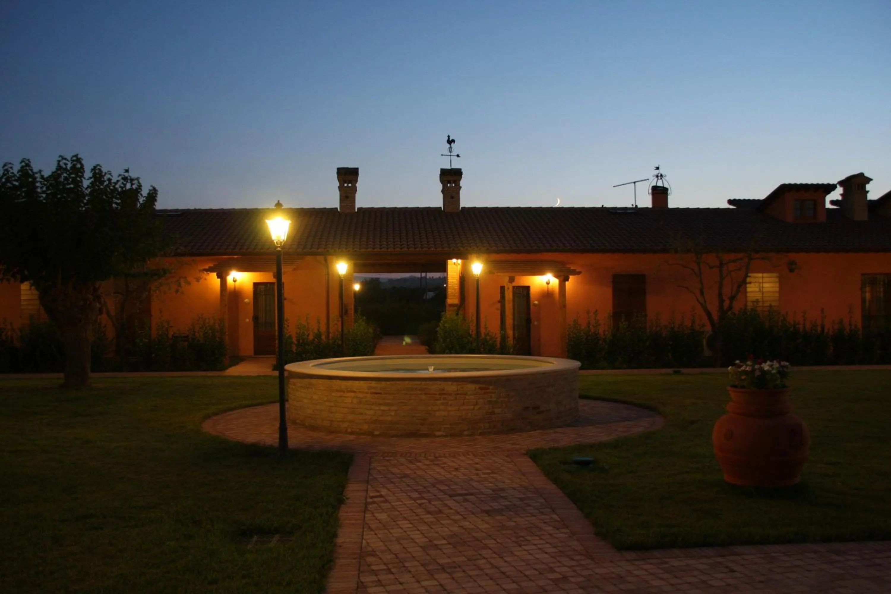 Inner courtyard view in Valle del Metauro Country House