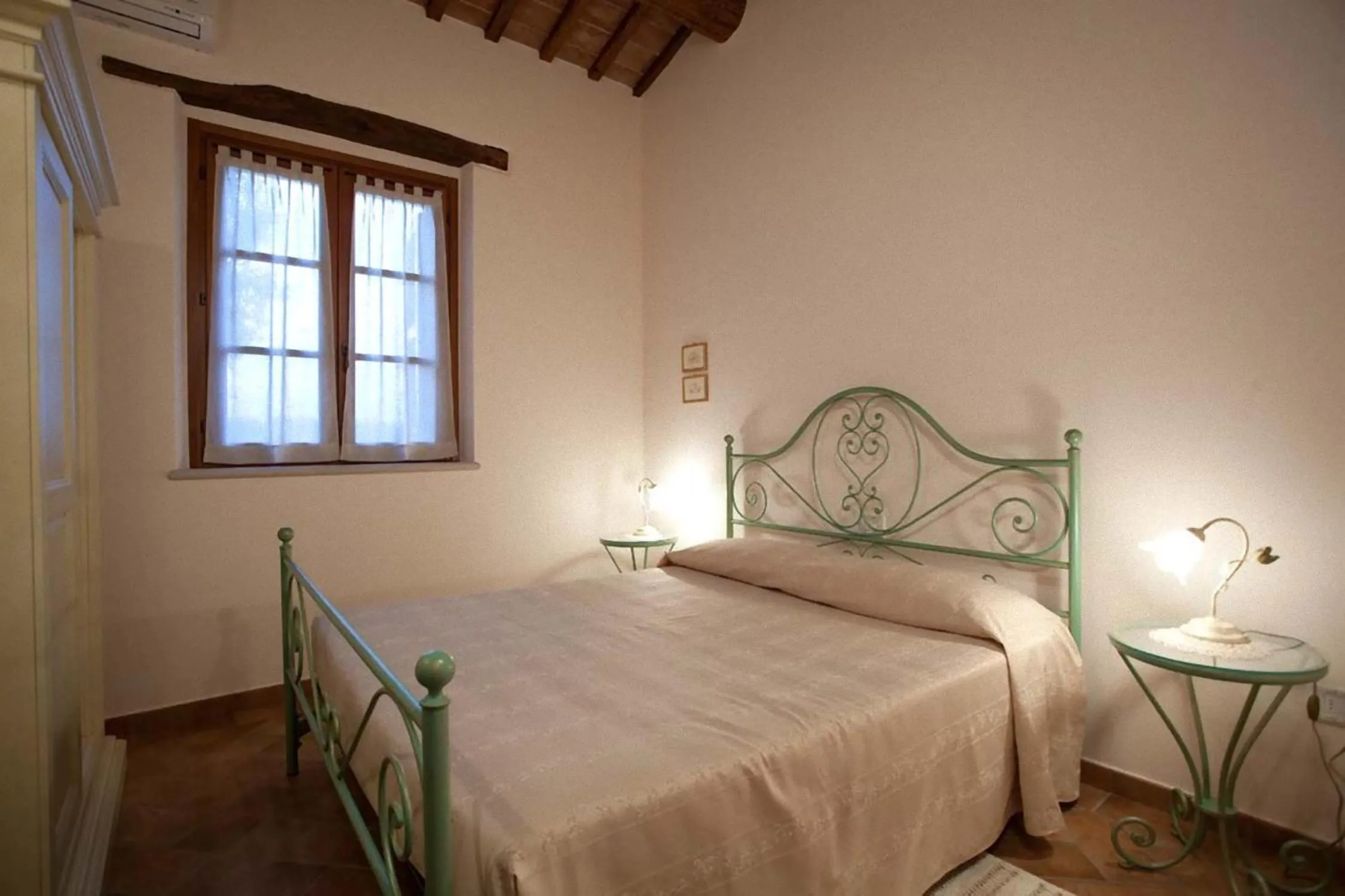 Bed in Valle del Metauro Country House
