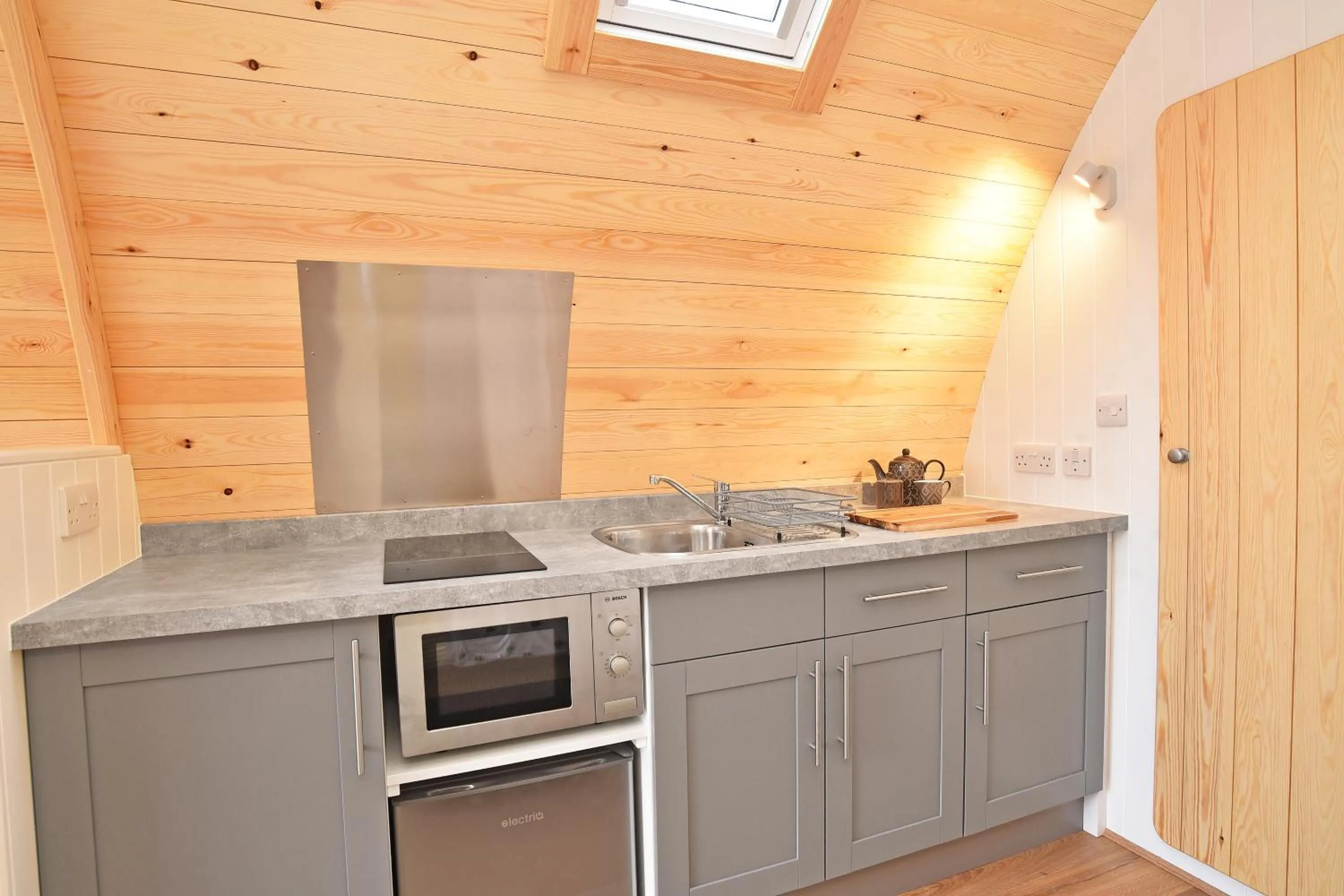 Kitchen or kitchenette in Chequers Inn